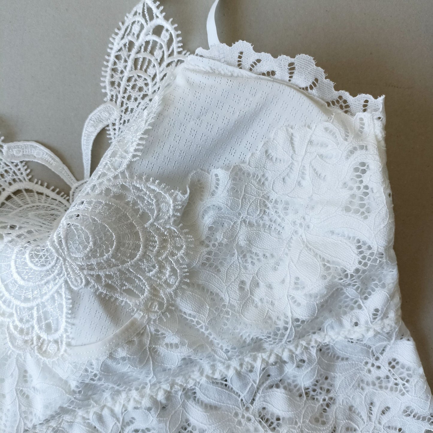 Nėriniuota braletė su drugelio forma nugaroje, pieno balta (XL/XXL)