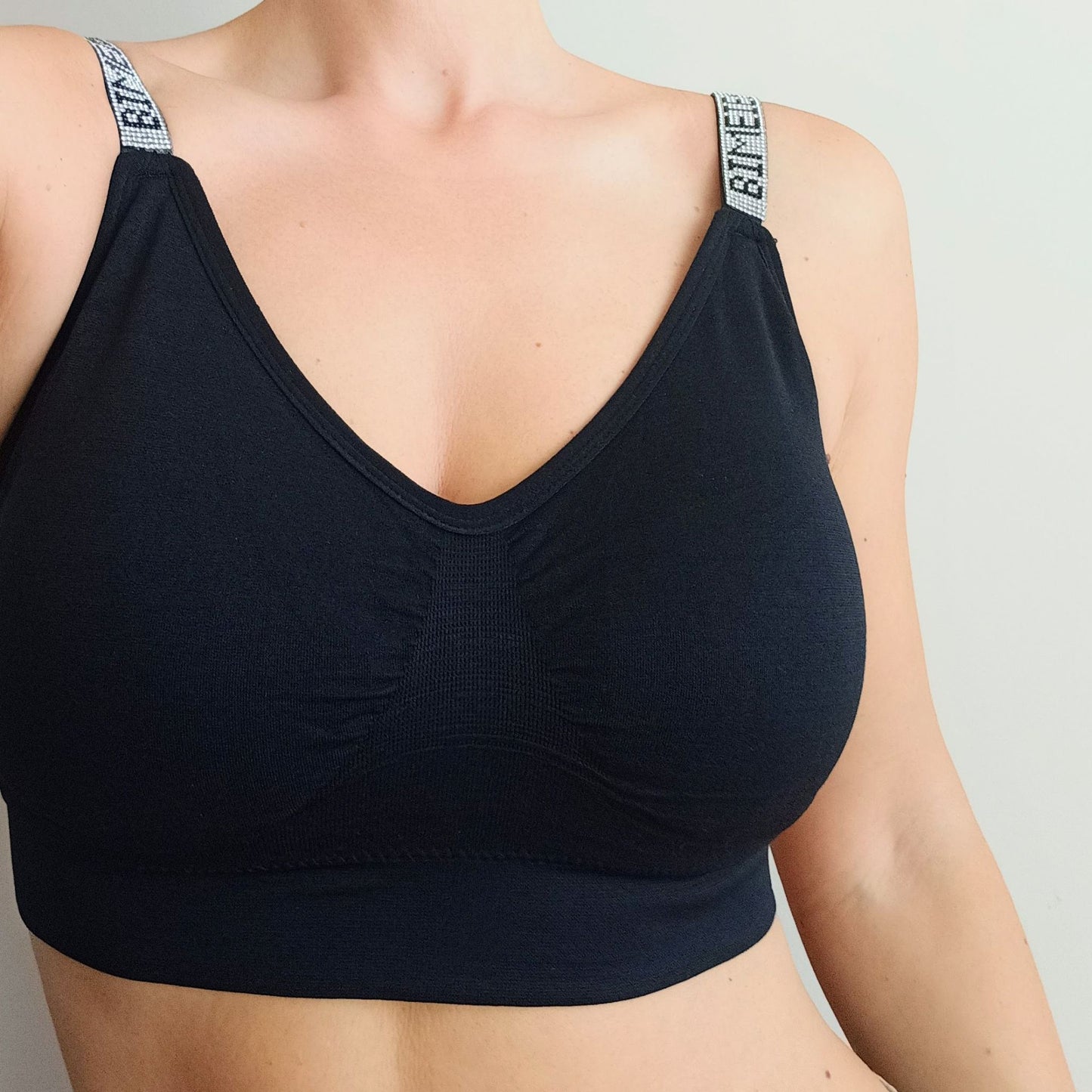 Sportinė liemenėlė su blizgiomis petnešomis, juoda (3/4XL)
