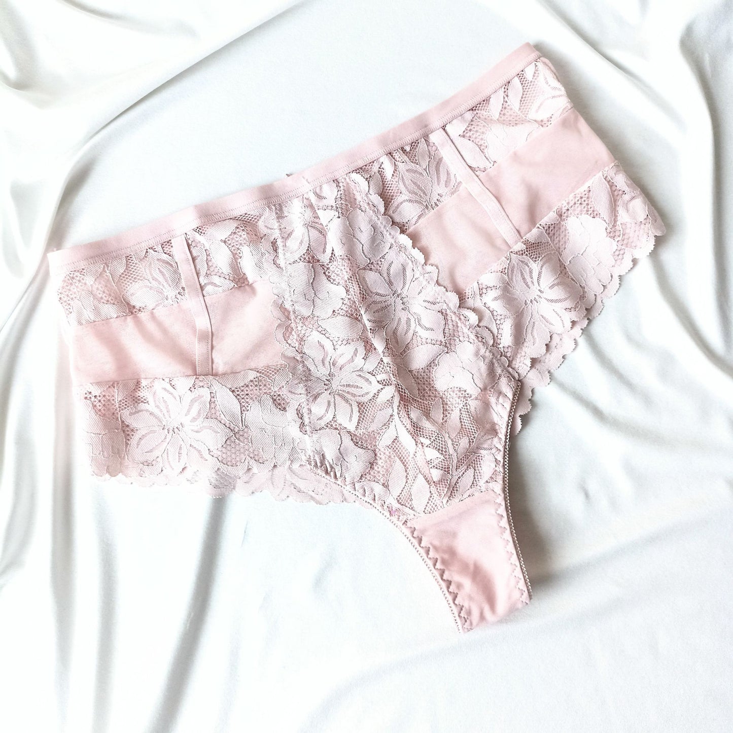 Aukšto juosmens patrauklūs stringai brazilai su nėrinais (XXL-4XL)