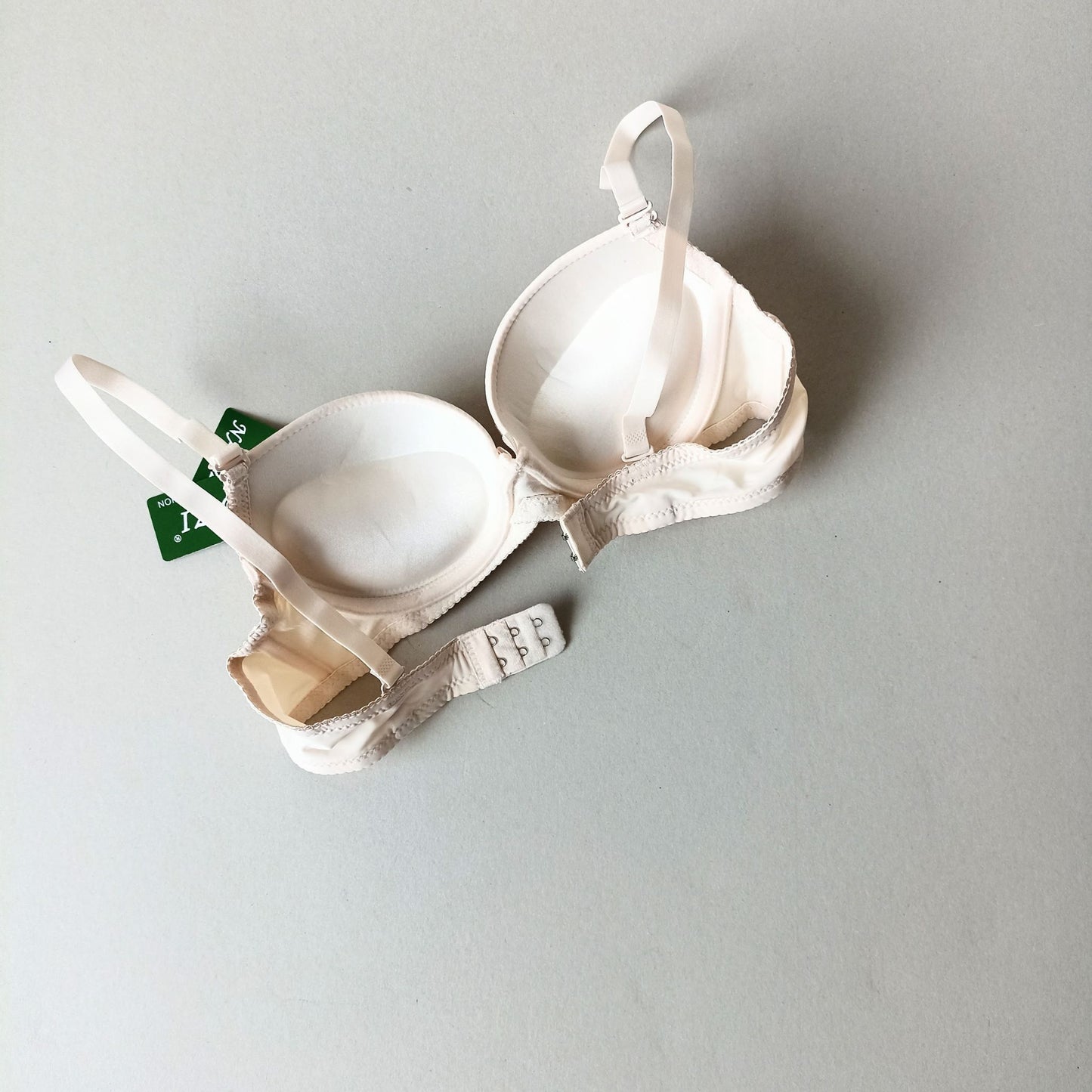 Lygi liemenėlė su silikono push-up, kreminė (75-85B)