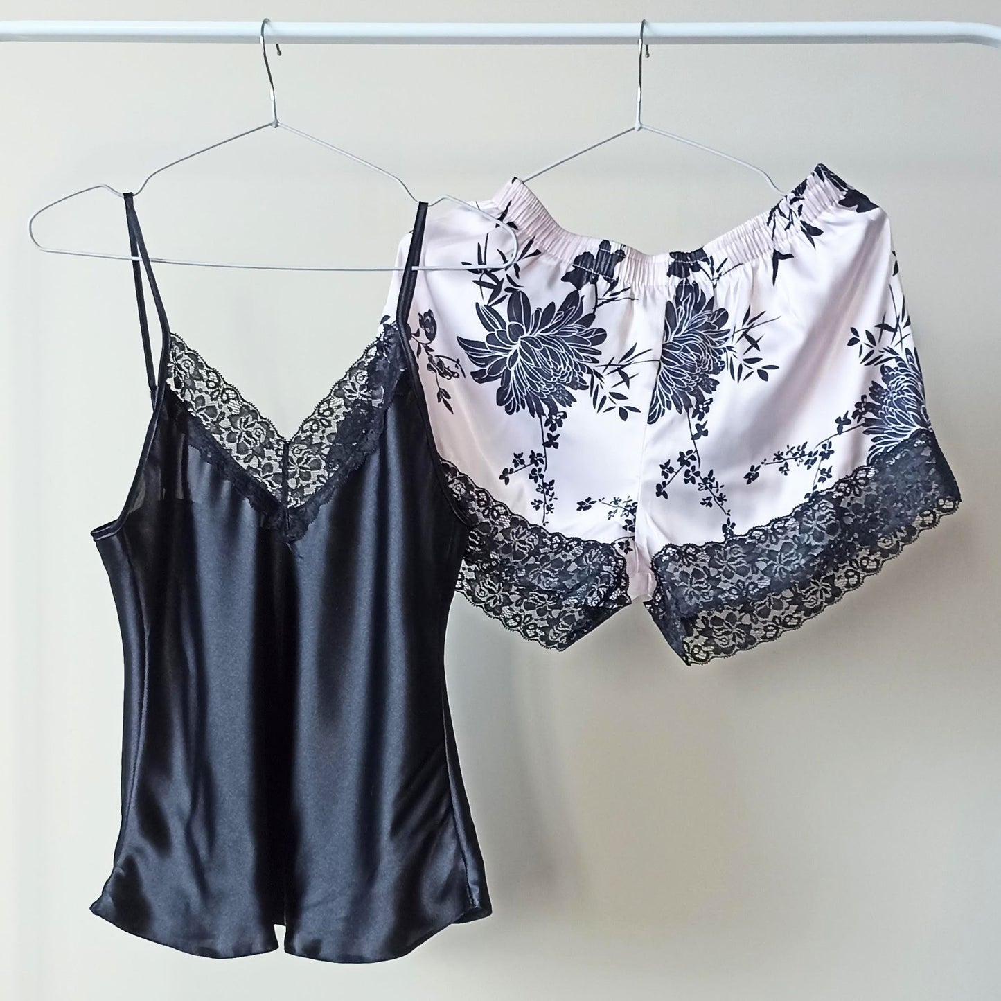 Atlasinė dviejų dalių pižama, juoda (S-XL)