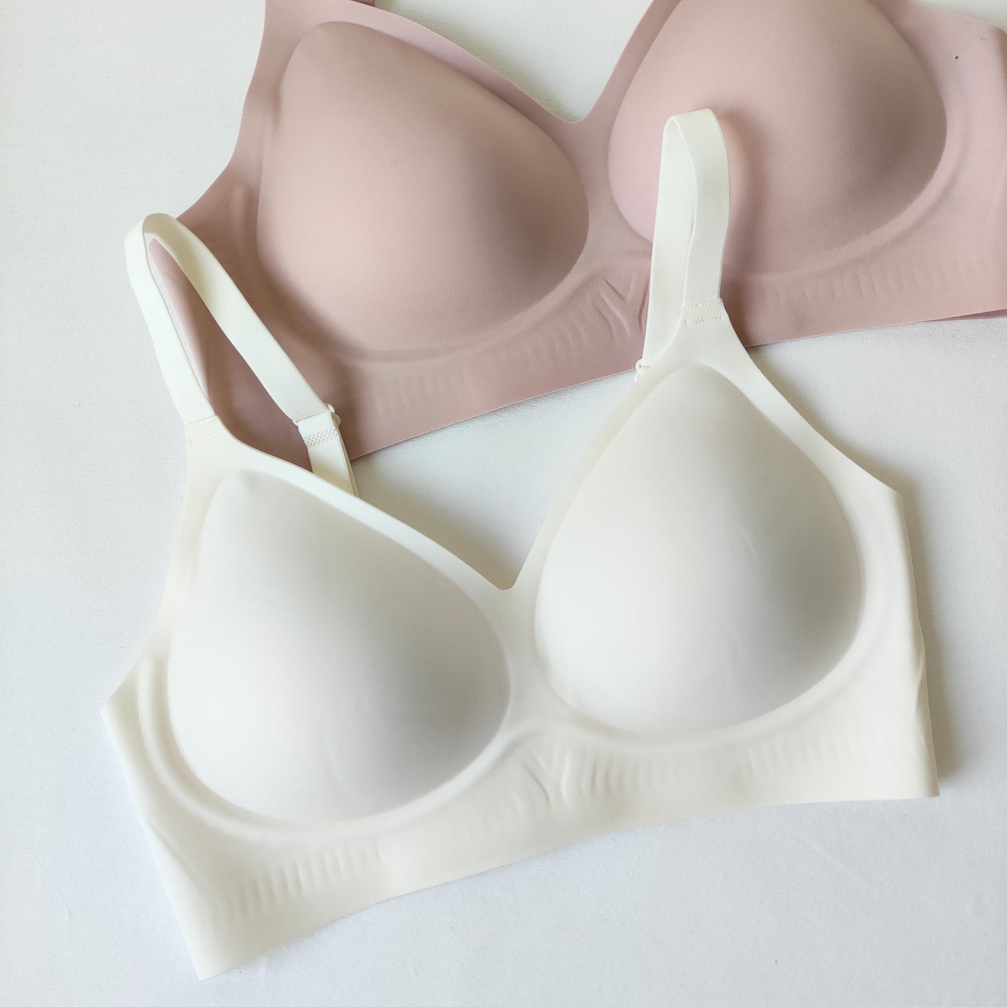 Besiūlė, prie kūno prisitaikanti liemenėlė - braletė, balta, kūno, pudra (M-XL)