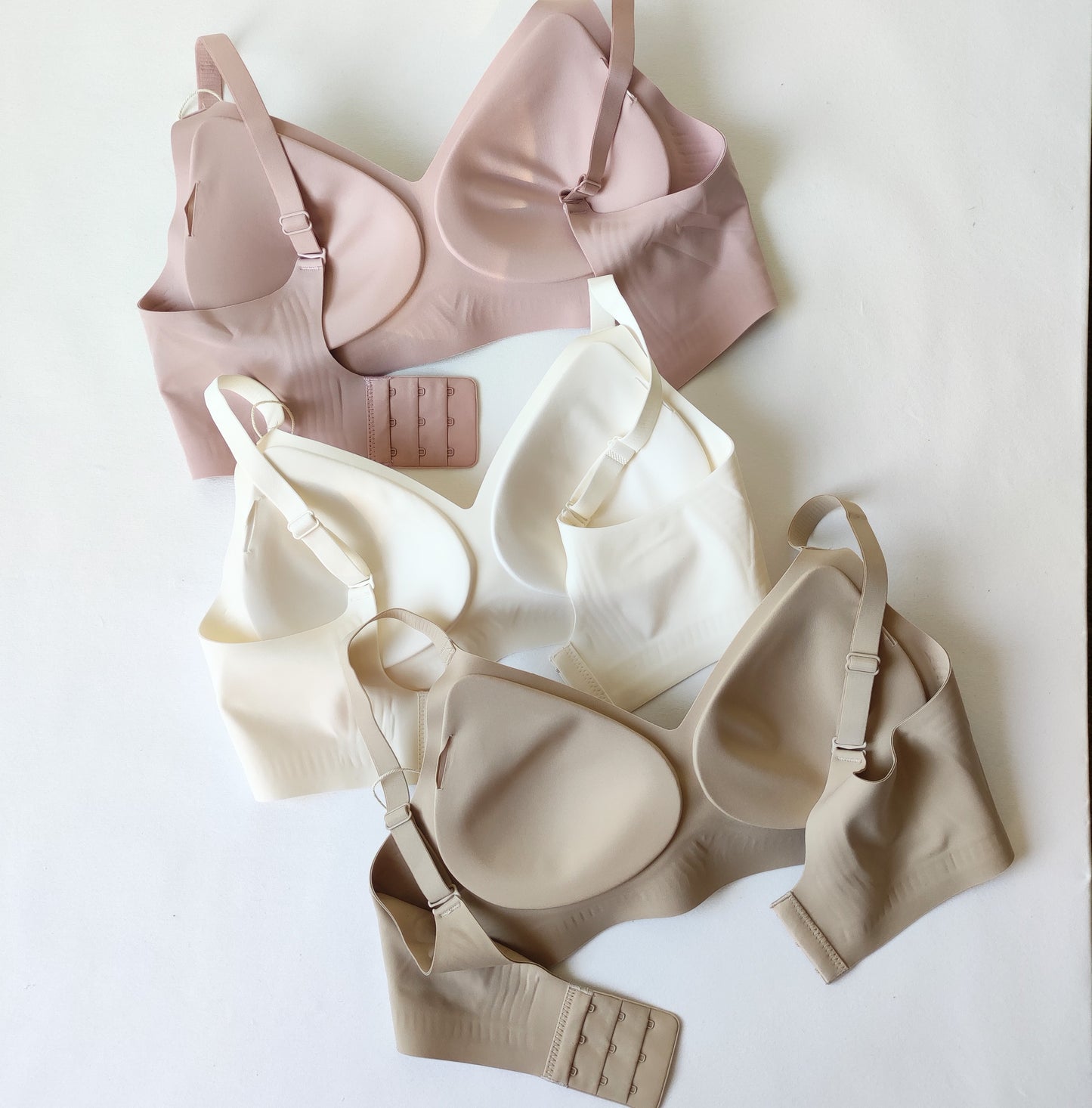 Besiūlė, prie kūno prisitaikanti liemenėlė - braletė, balta, kūno, pudra (M-XL)