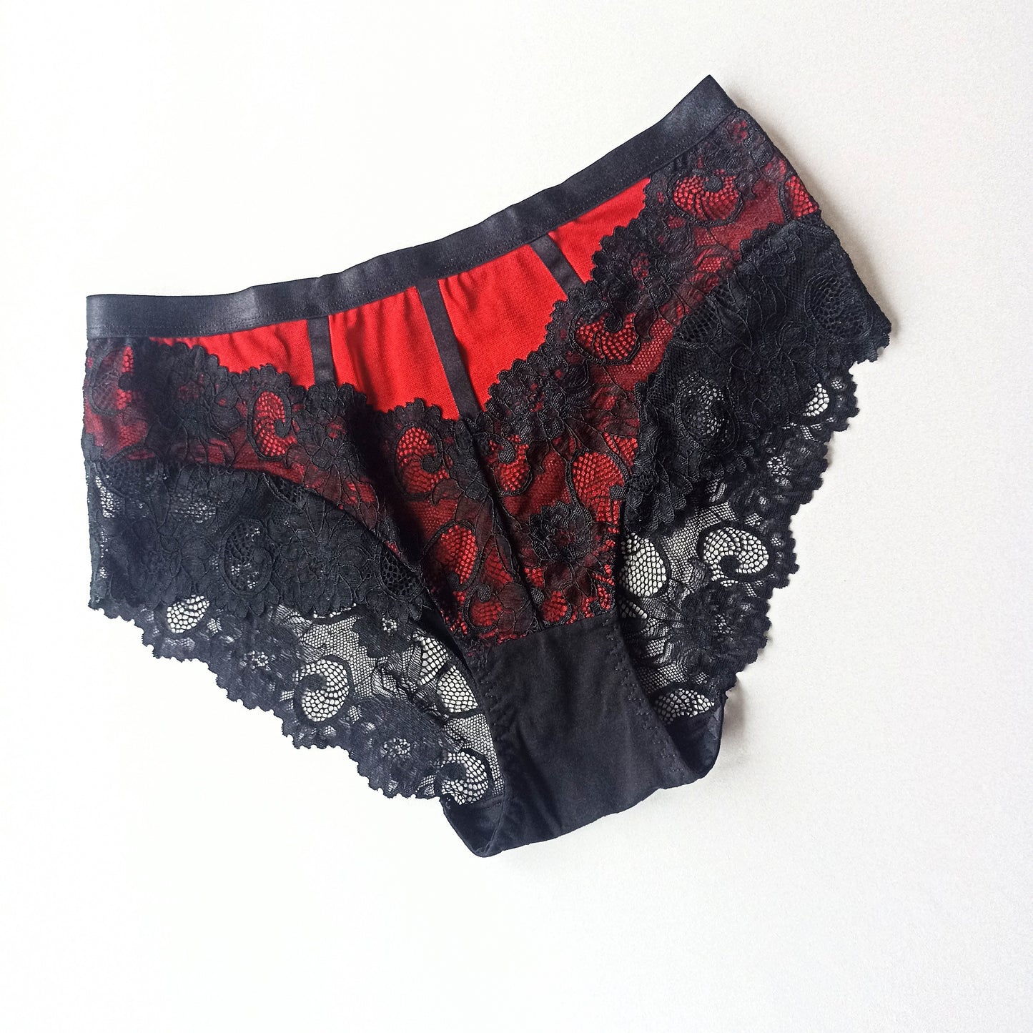 Nėriniuotos bikinio kelnaitės, juoda-raudona (L-XXL)