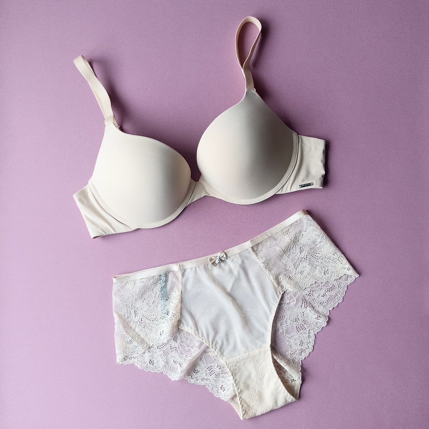 Lygi liemenėlė su push up ir nėriniuotos bikinio kelnaitės, kūno šviesi (75-85C/XL)