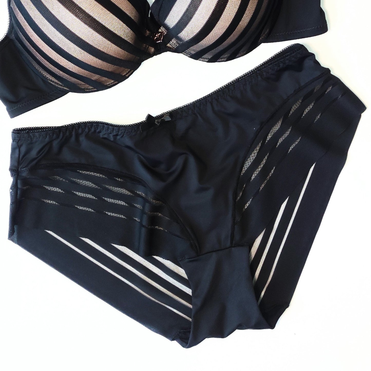Minkštai pakietinta liemenėlė - braletė ir derančios kelnaitės ar stringai, juoda (75-85B/M-5XL)
