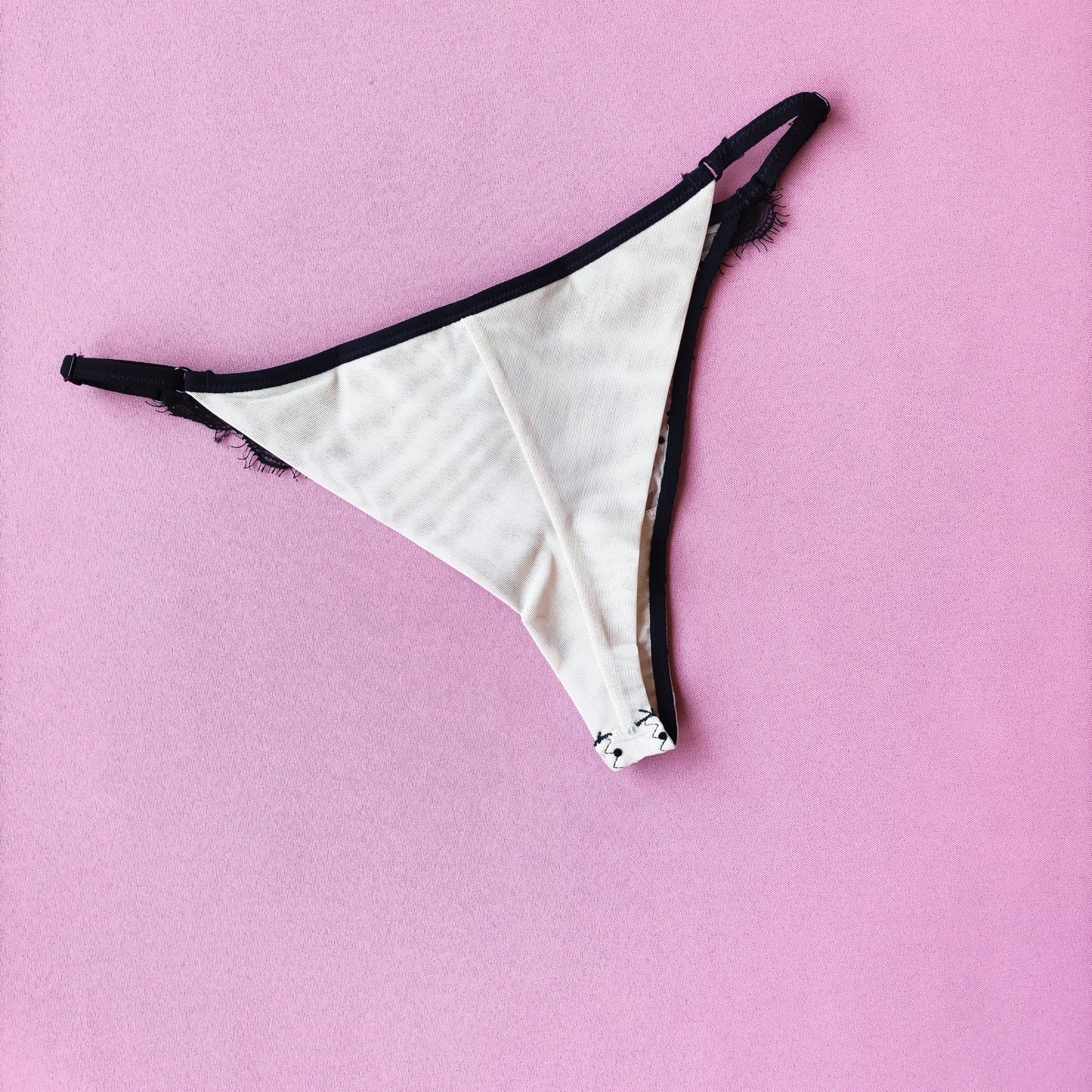Puošnios taškuotos kelnaitės/thongs, kūno, juoda (M/L, XXL)