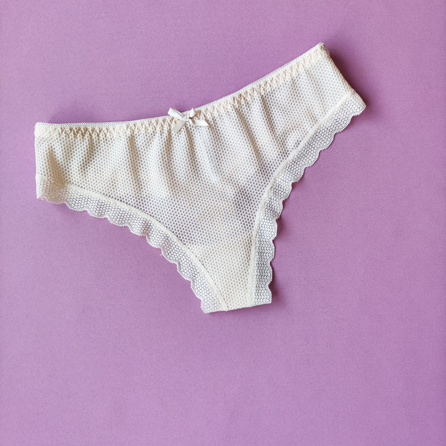 Elegantiškos faktūrinio trikotažo kelnaitės/thongs (XL/mažintos)