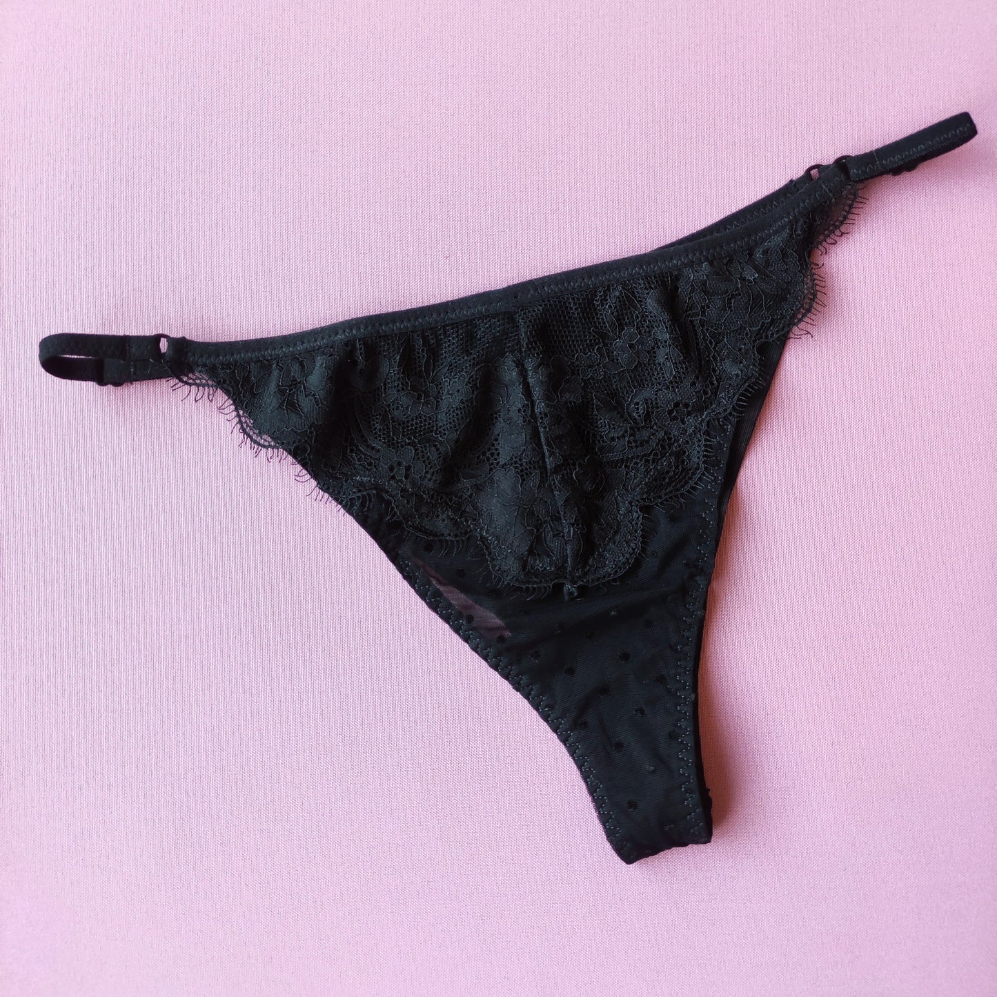 Puošnios taškuotos kelnaitės/thongs, juoda (M/L)
