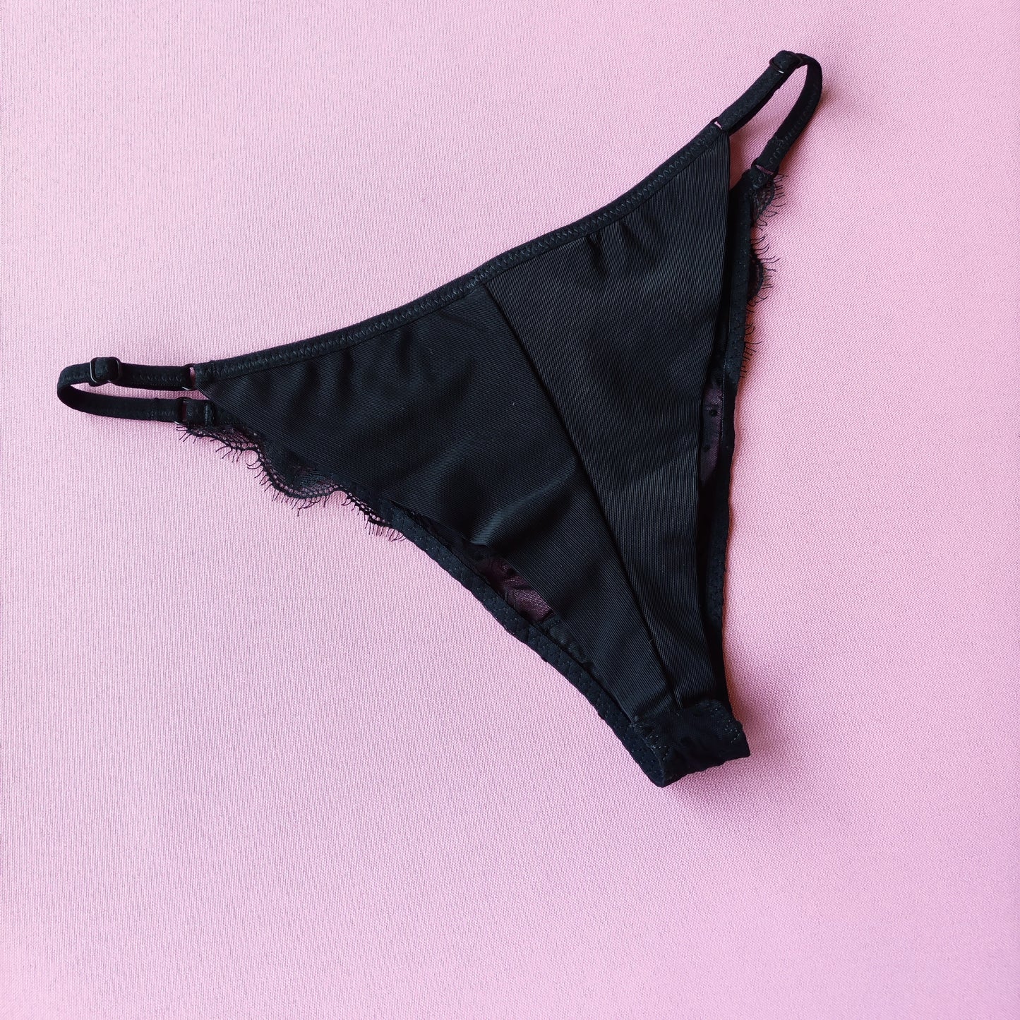 Puošnios taškuotos kelnaitės/thongs, juoda (M/L)