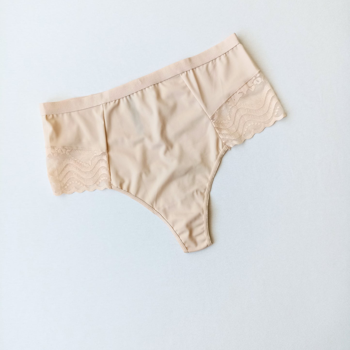 Aukšto juomens stringai su nėriniuotais šoneliais, kreminė (3XL)