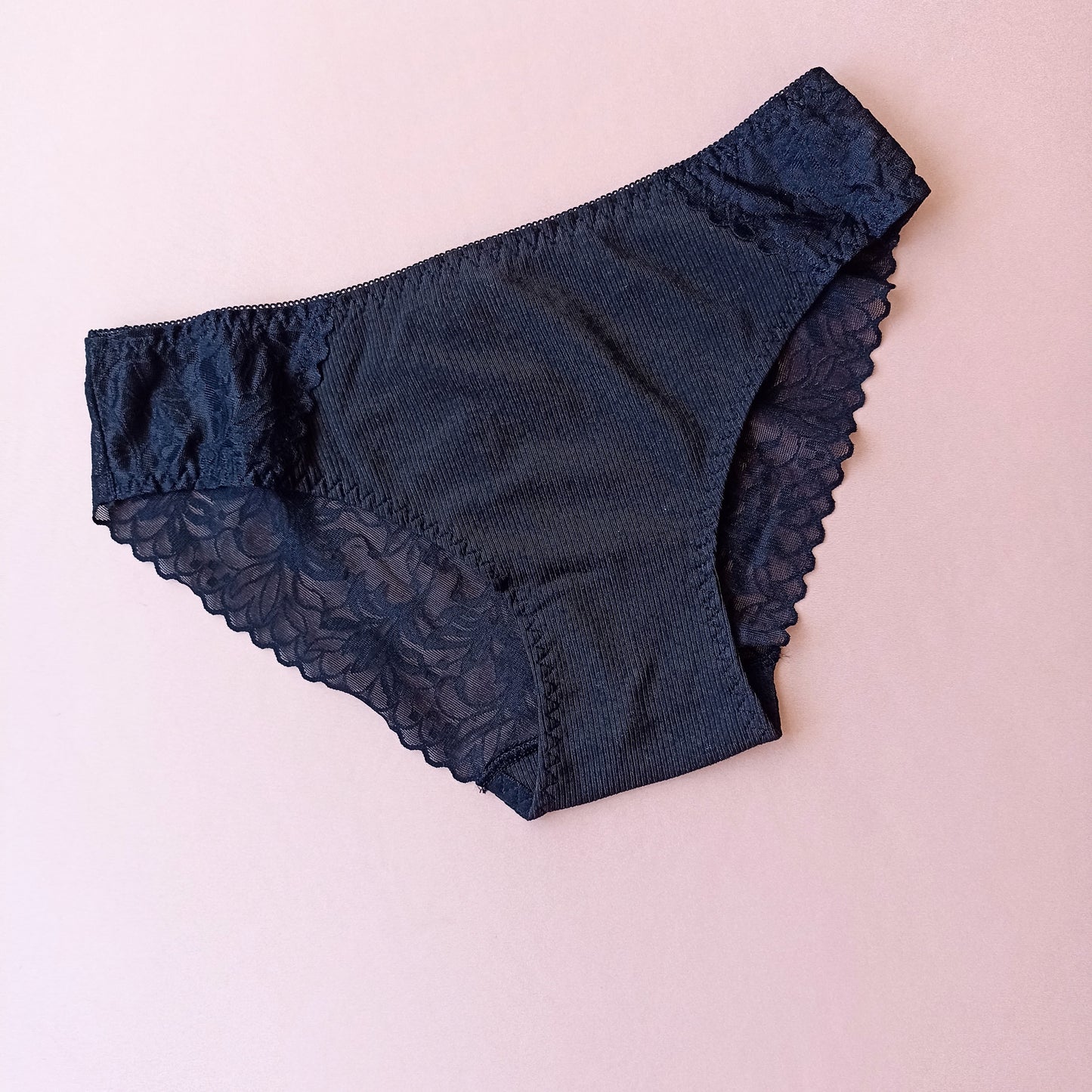Medvilninės tango kelnaitės su nėriniuota nugara, įvairios spalvos (S/XL)