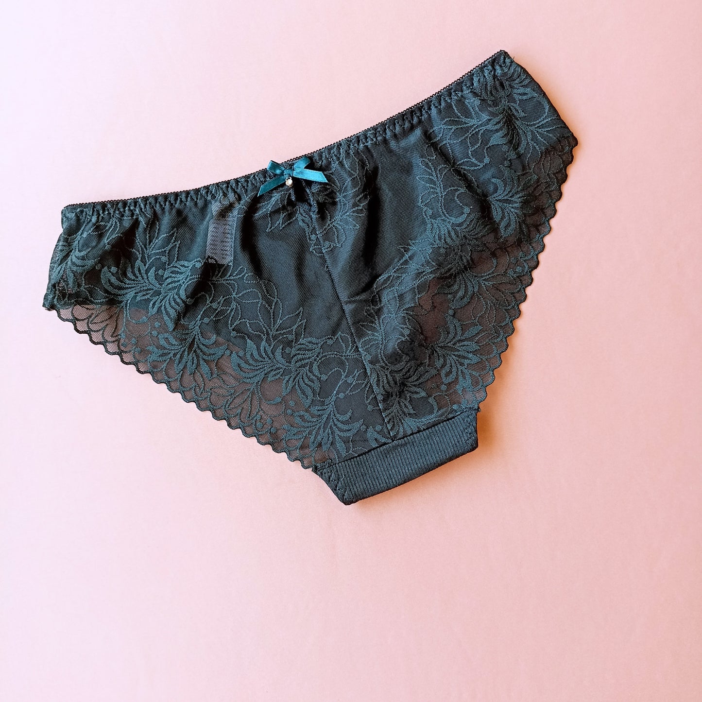 Medvilninės tango kelnaitės su nėriniuota nugara, įvairios spalvos (S/XL)