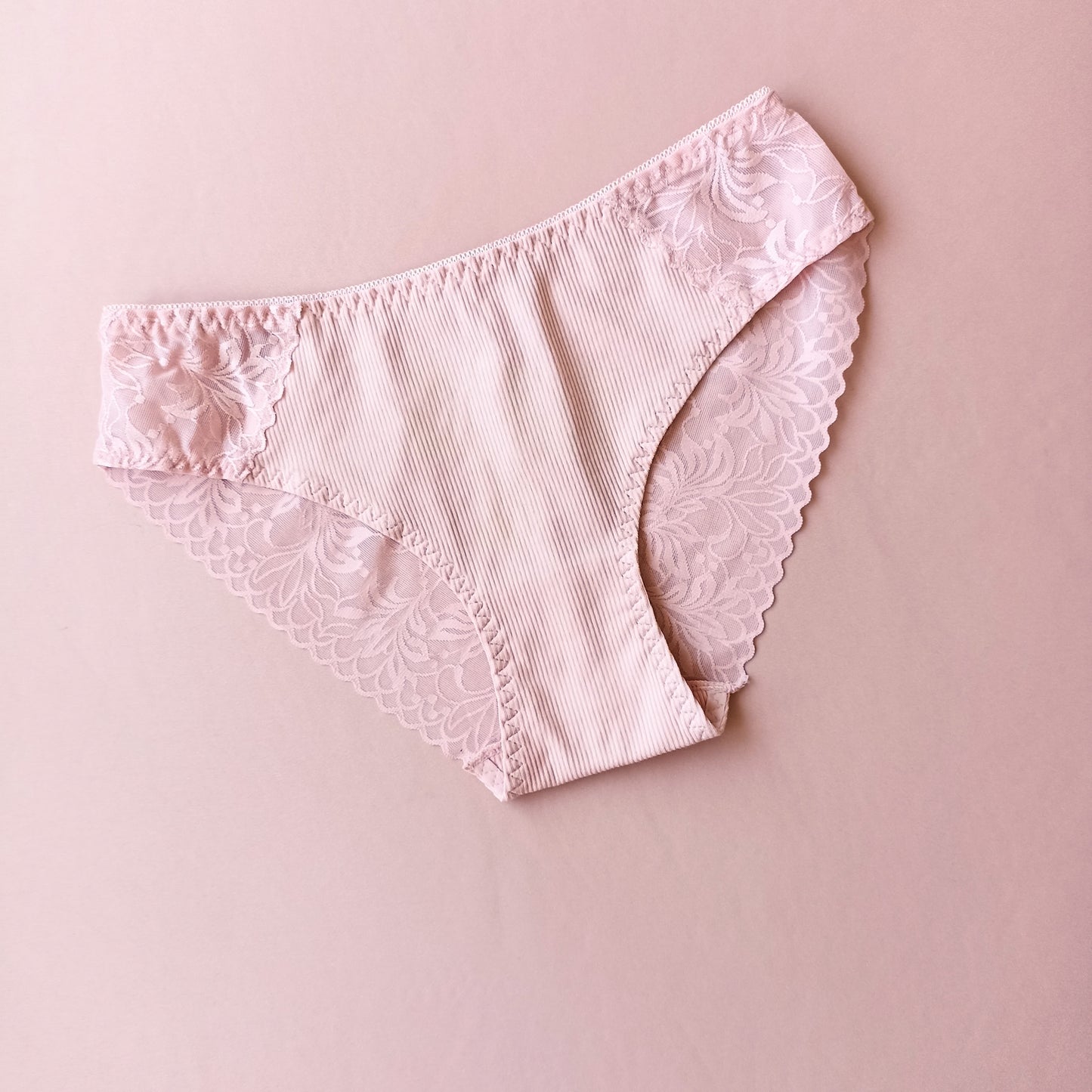 Medvilninės tango kelnaitės su nėriniuota nugara, įvairios spalvos (S/XL)