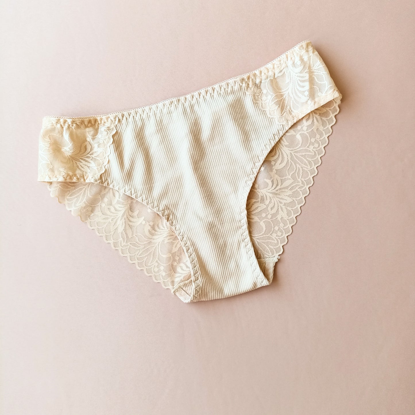 Medvilninės tango kelnaitės su nėriniuota nugara, įvairios spalvos (S/XL)