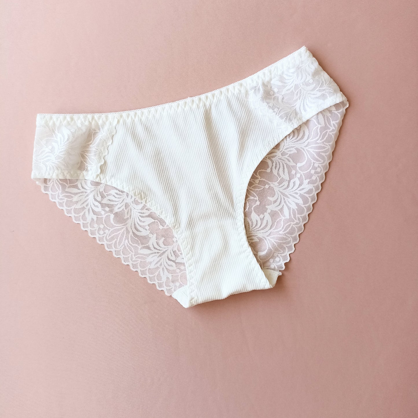 Medvilninės tango kelnaitės su nėriniuota nugara, įvairios spalvos (S/XL)