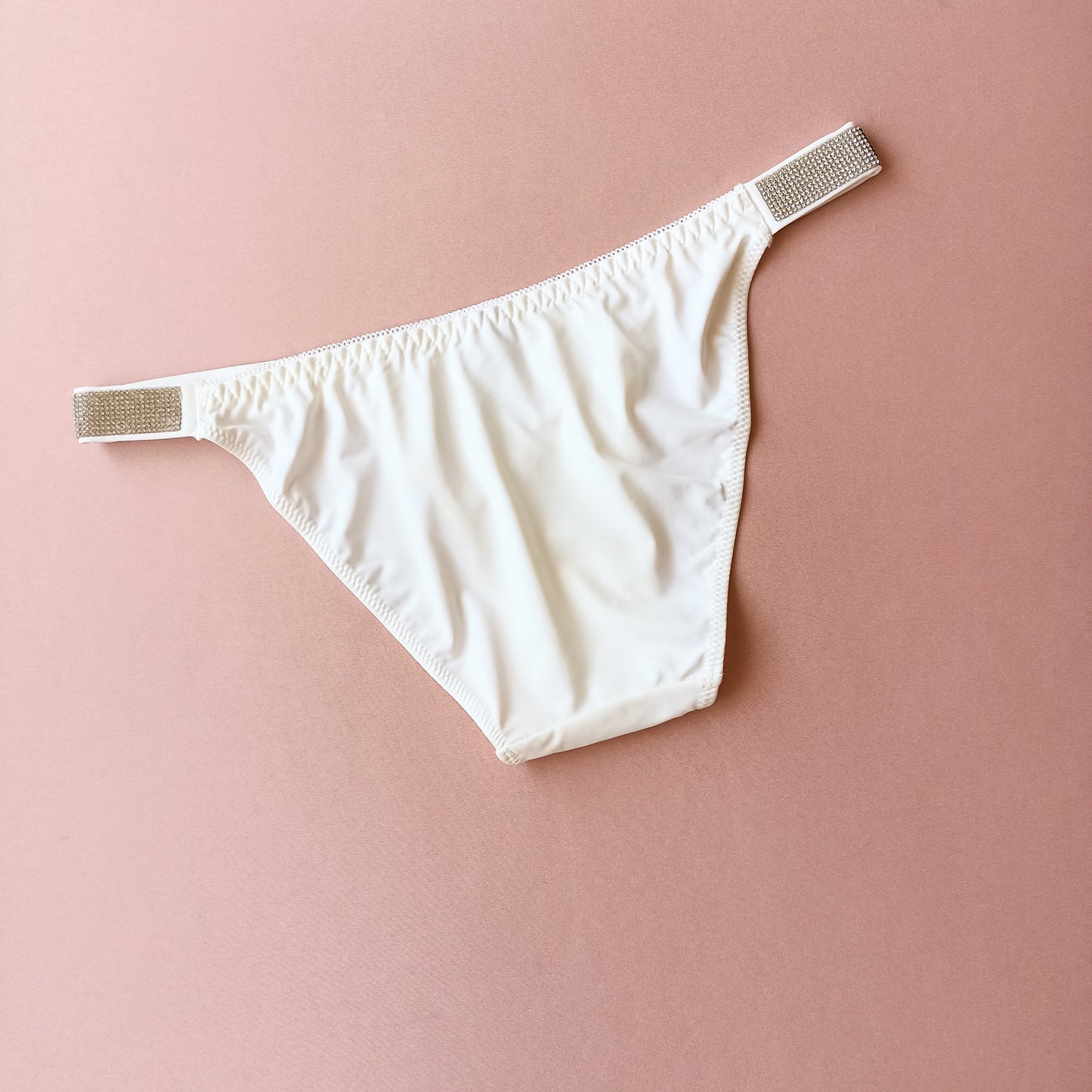 Lygios kelnaitės stringai su blizgiais šoneliais "LOVE", pieno balta, kūno (L-XL)