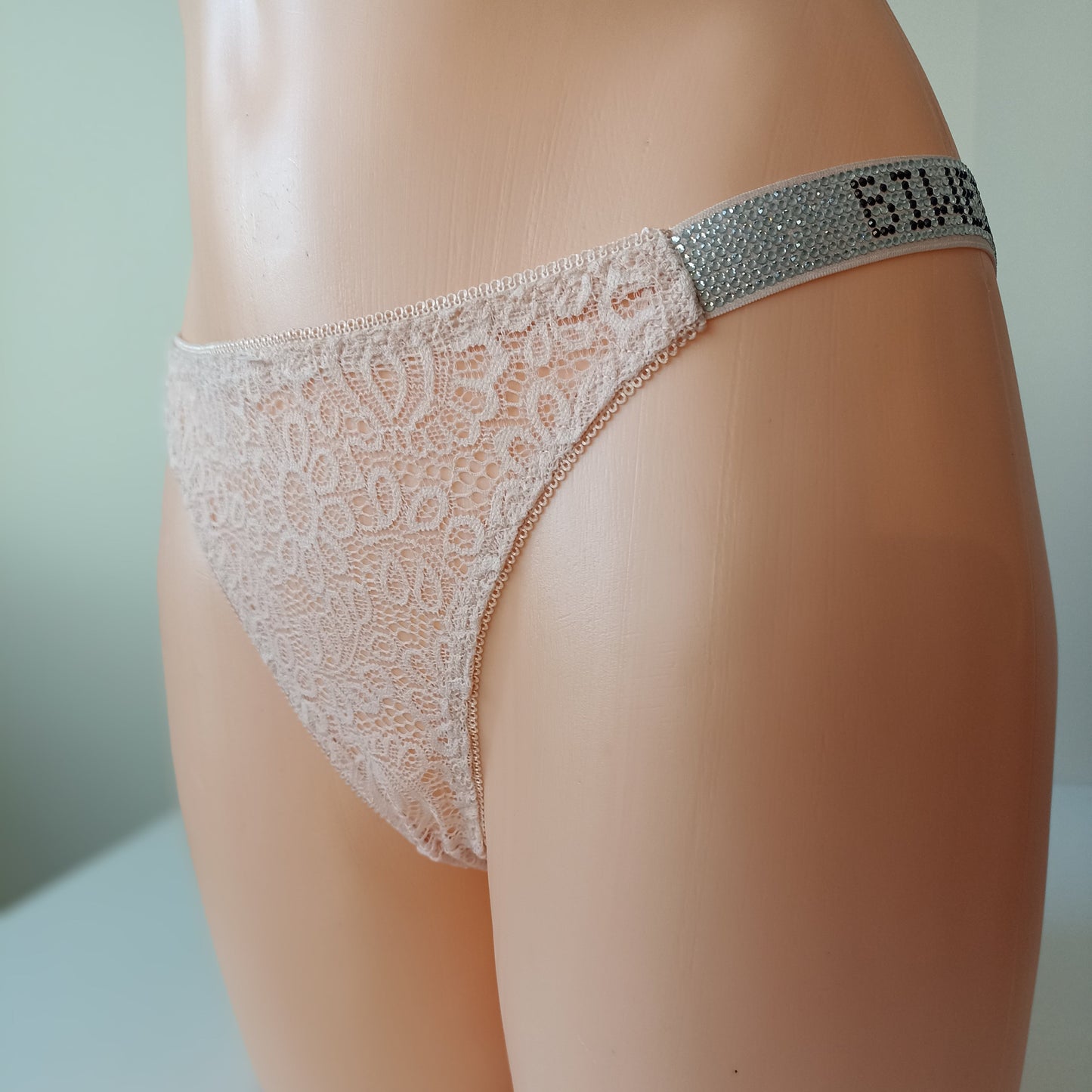Nėriniuoti stringai su blizgiomis gumytėmis šonuose "Beweier" , švelniai persikinė(L-XXL)