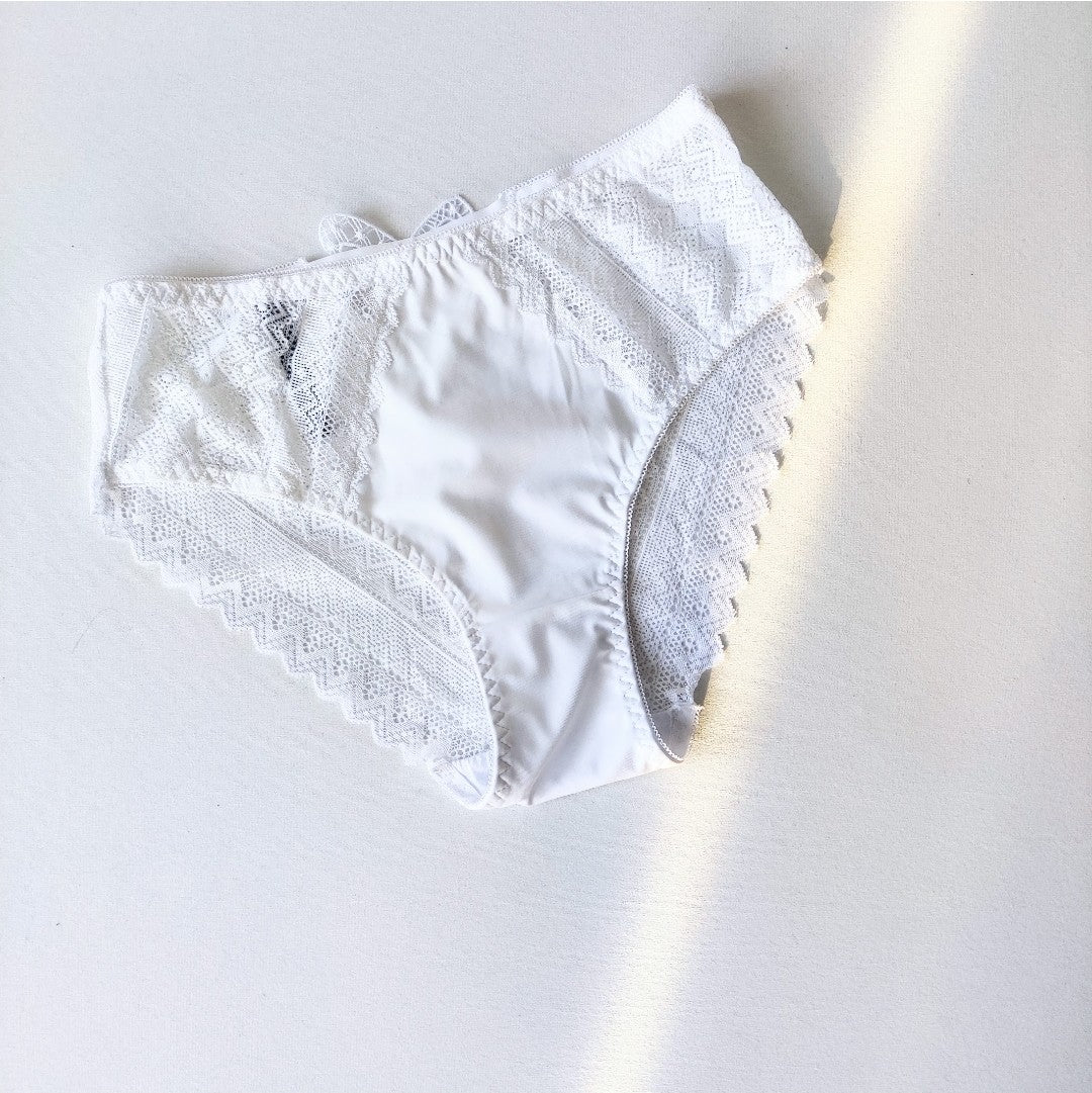 Nėriniuotos kelnaitės aukštu liemeniu su romantišku kaspinu nugaroje, 5 spalvos (XL-XXXL)