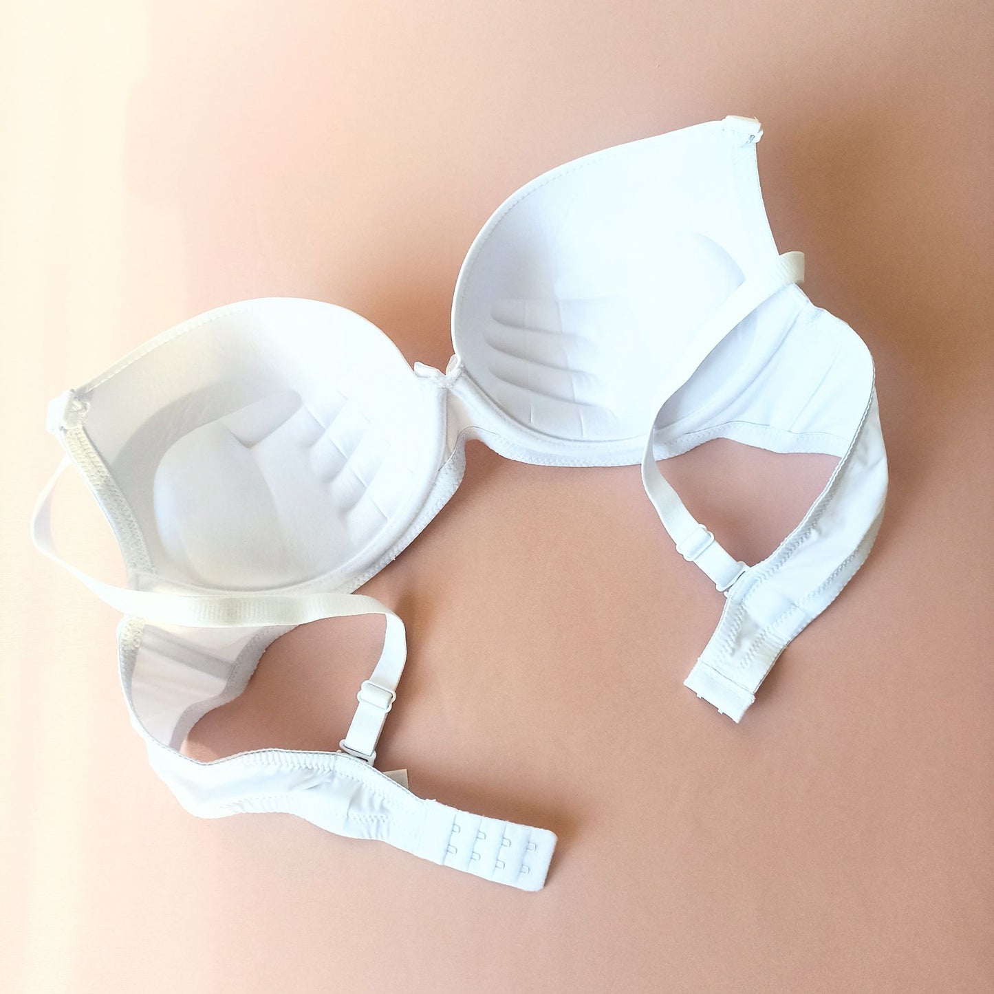 Lygi liemenėlė su dvigubu push-up, balta (90-100D)