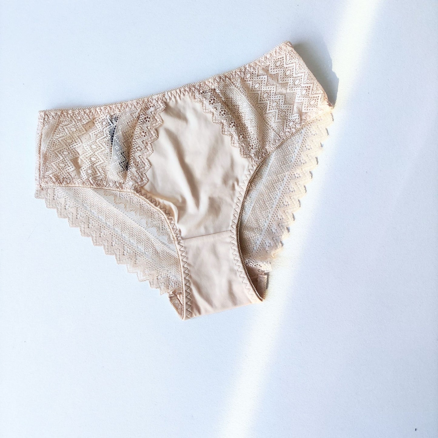 Nėriniuotos kelnaitės aukštu liemeniu su romantišku kaspinu nugaroje, 5 spalvos (XL-XXXL)