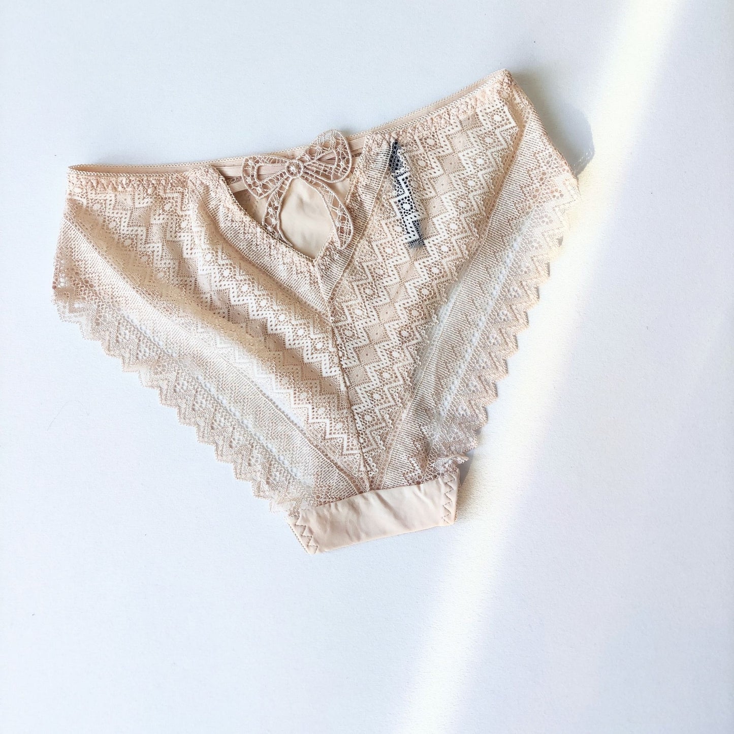 Nėriniuotos kelnaitės aukštu liemeniu su romantišku kaspinu nugaroje, 5 spalvos (XL-XXXL)