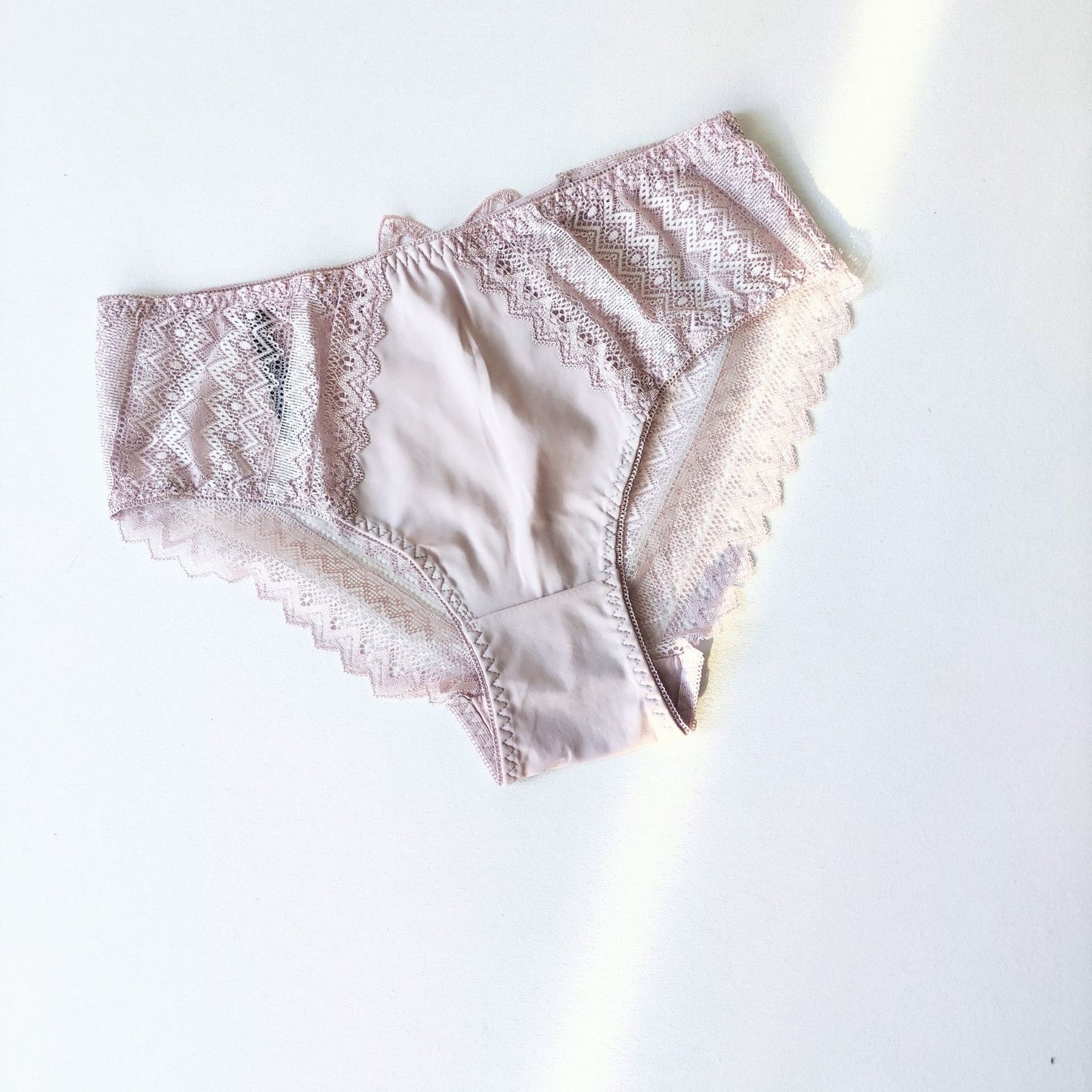 Nėriniuotos kelnaitės aukštu liemeniu su romantišku kaspinu nugaroje, 5 spalvos (XL-XXXL)