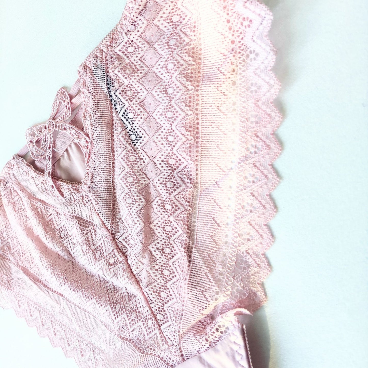 Nėriniuotos kelnaitės aukštu liemeniu su romantišku kaspinu nugaroje, 5 spalvos (XL-XXXL)