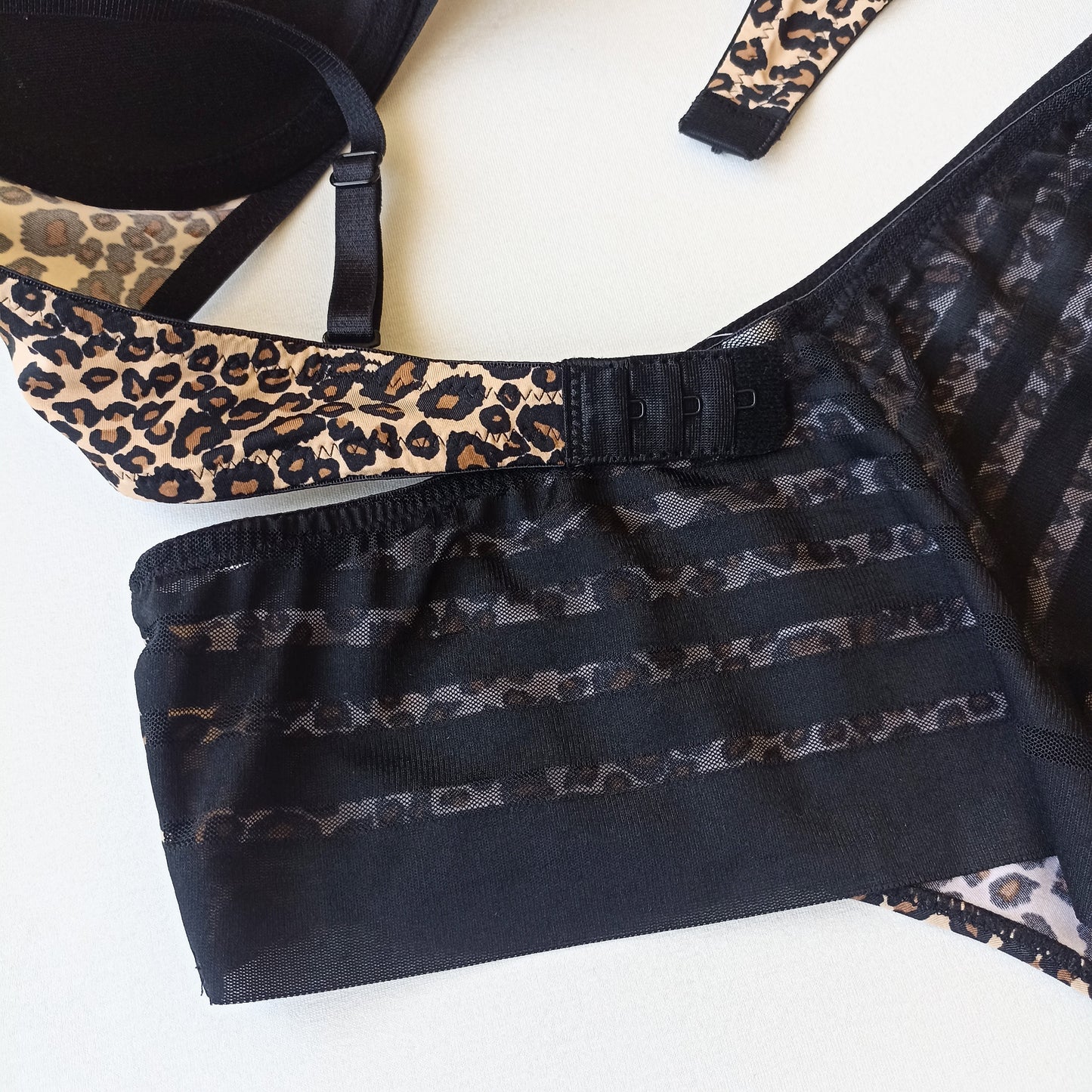 Egzotiškas liemenėlės ir brazilietiškų kelnaičių derinys, leopardas, juoda (75-85D/M-2XL)