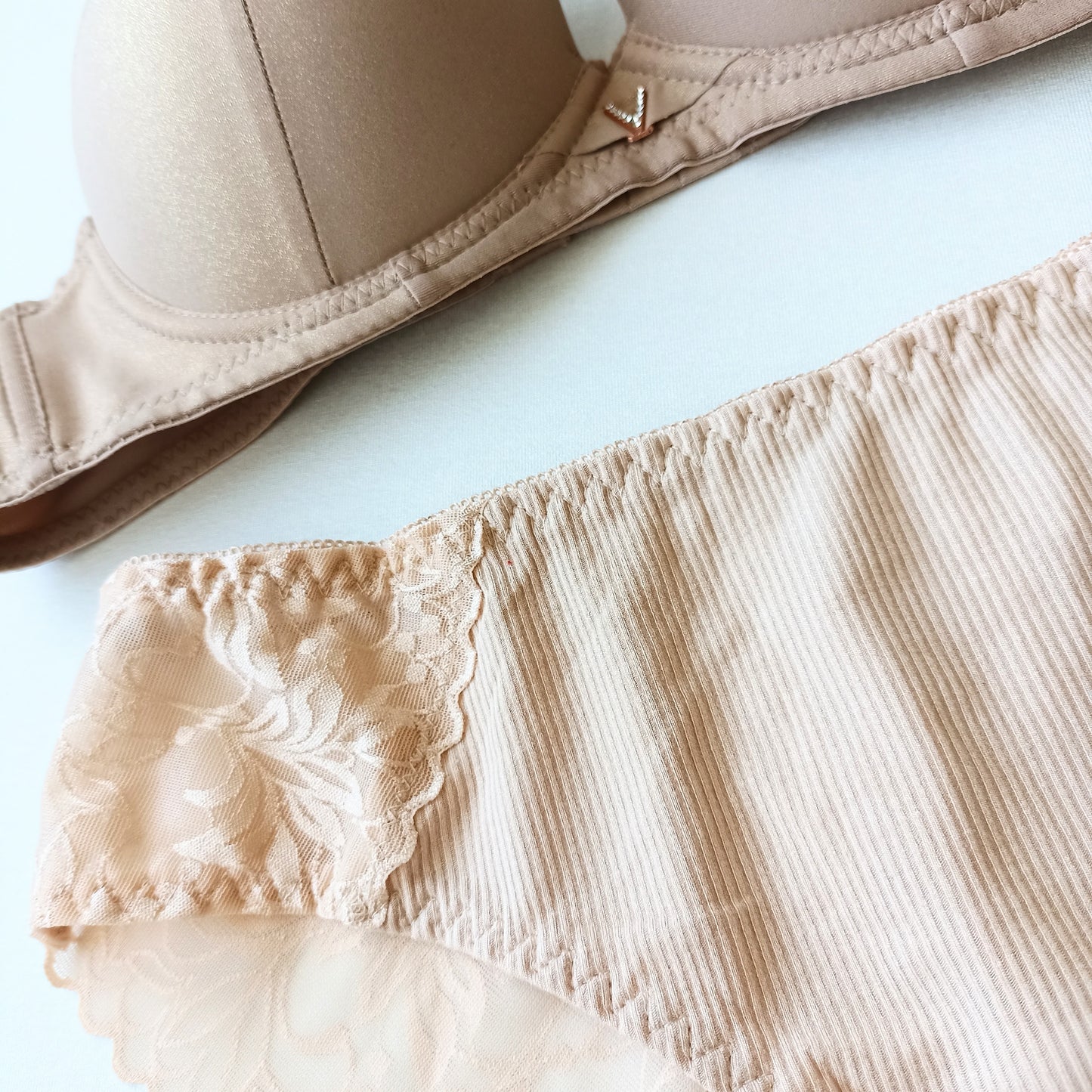 Pakietinta lygi push-up liemenėlė su blizgesiu, kūno (80-95B)