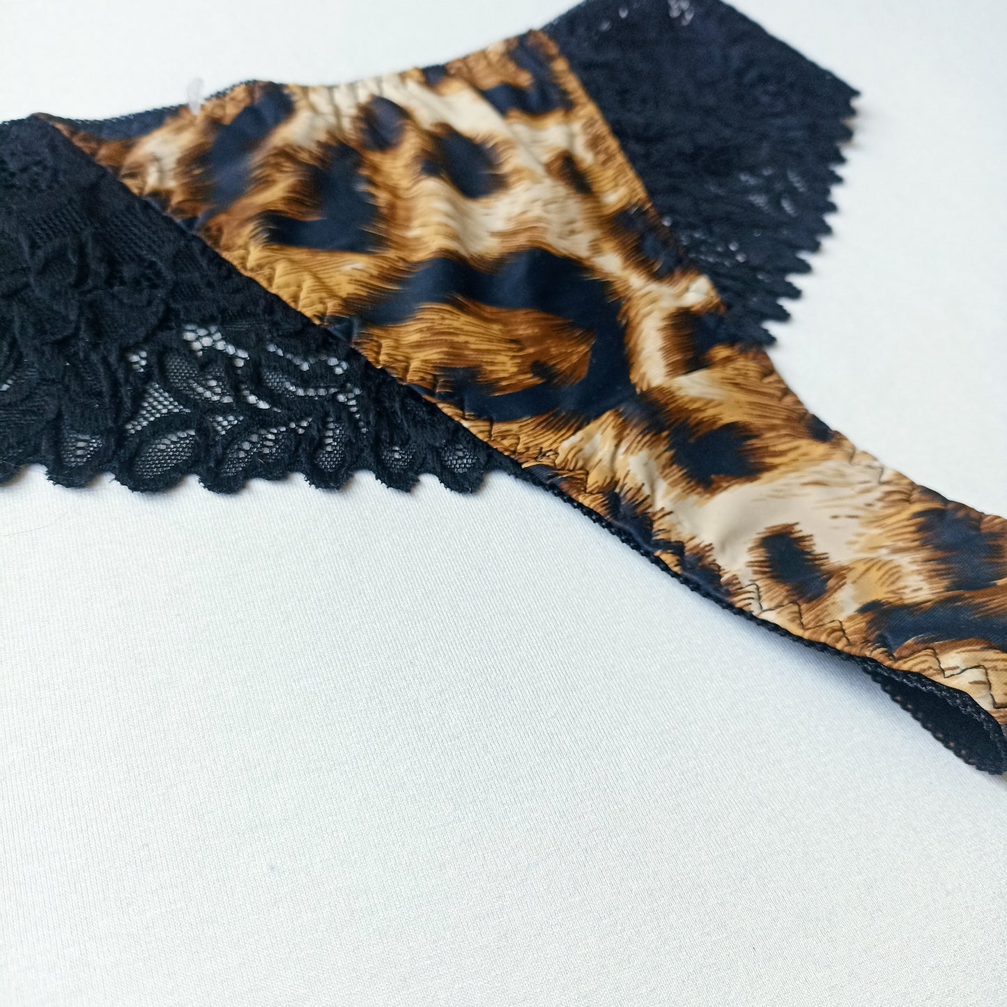 Leopardinio rašto nėriniuoti stringai, klasikinis josmuo (M-XL)