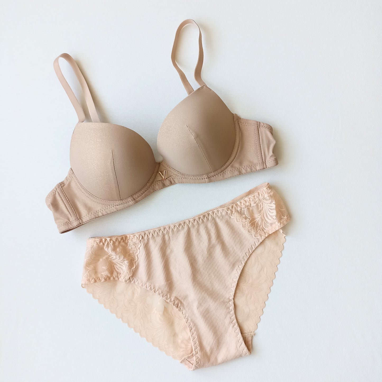 Pakietinta lygi push-up liemenėlė su blizgesiu, kūno (80-95B)