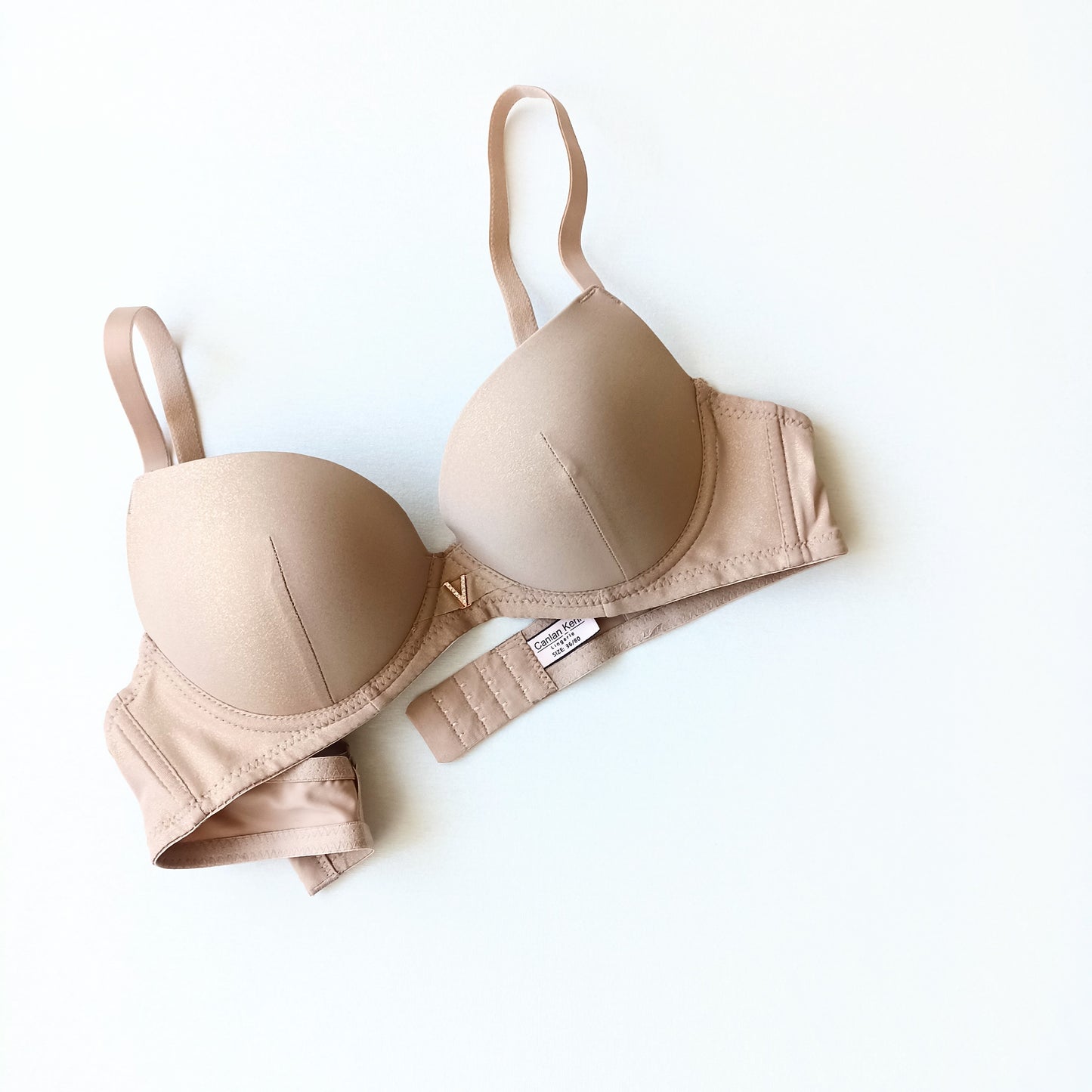 Pakietinta lygi push-up liemenėlė su blizgesiu, kūno (80-95B)