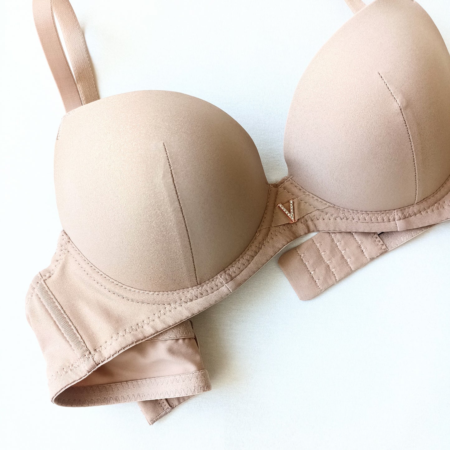 Pakietinta lygi push-up liemenėlė su blizgesiu, kūno (80-95B)