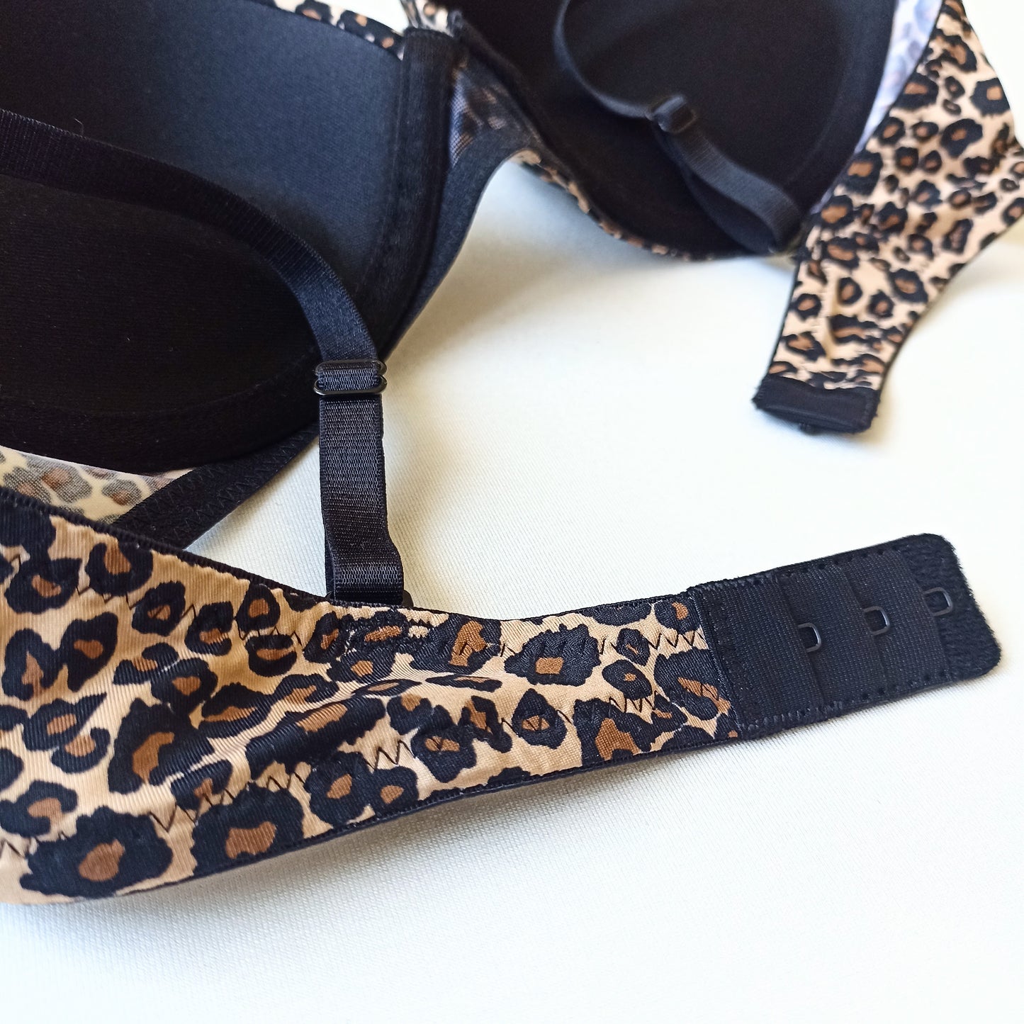 Egzotiška push-up liemenėlė, leopardas, juoda (75-85D)