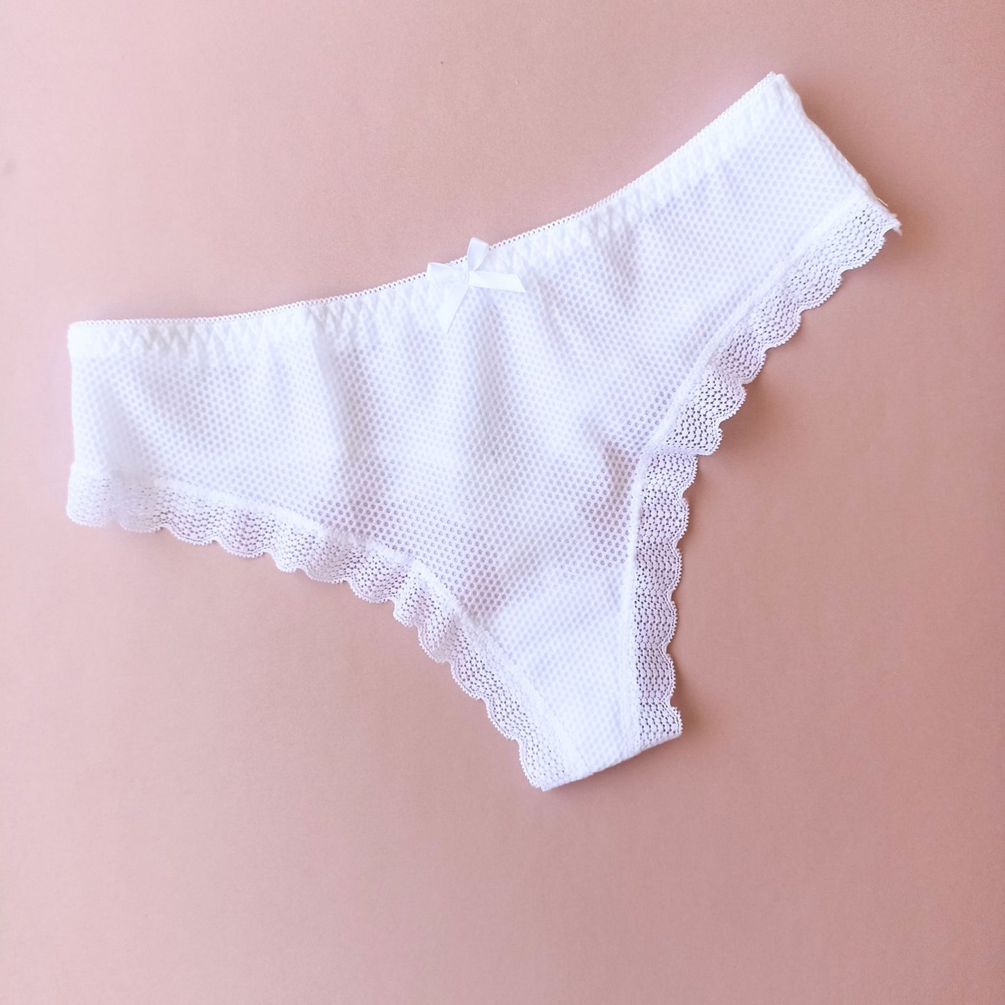 Elegantiškos faktūrinio trikotažo kelnaitės/thongs (XL/mažintos)