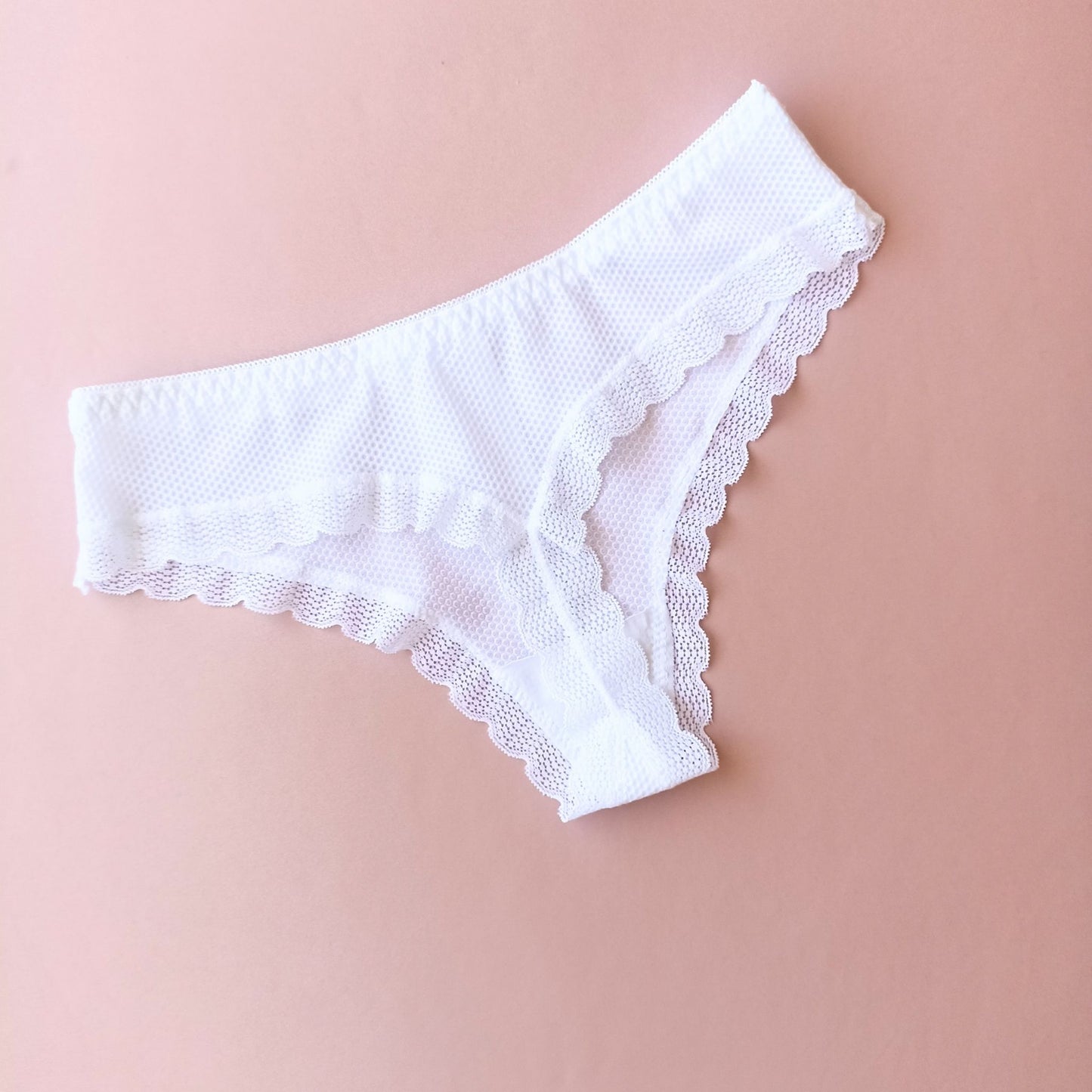 Elegantiškos faktūrinio trikotažo kelnaitės/thongs (XL/mažintos)
