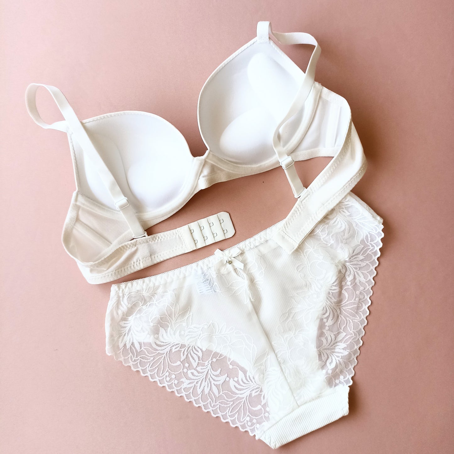 Komfortiška lygi push-up liemenėlė ir derančios kelnaitės, pieno balta (75-95B/S-XL)
