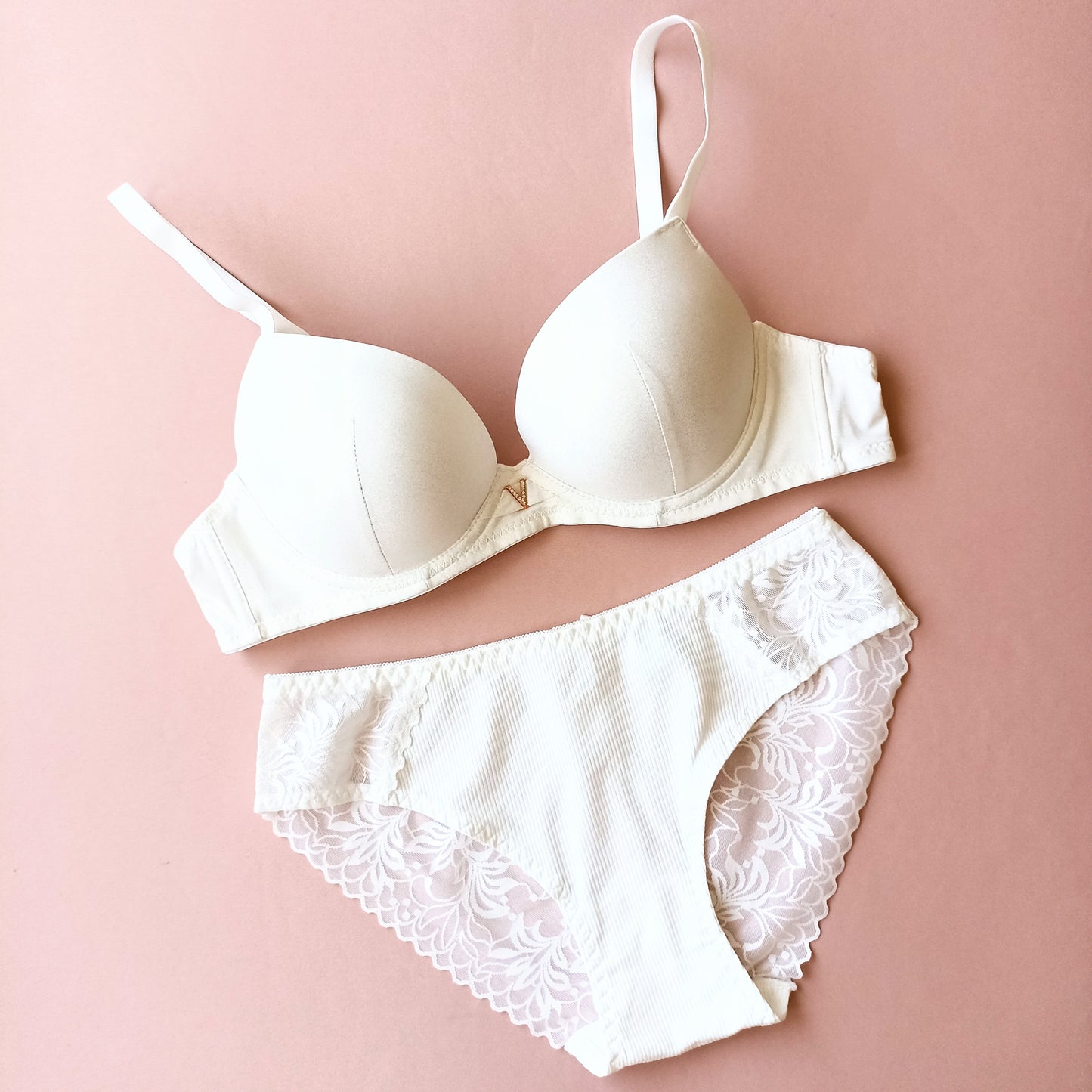 Komfortiška lygi push-up liemenėlė ir derančios kelnaitės, pieno balta (75-95B/S-XL)