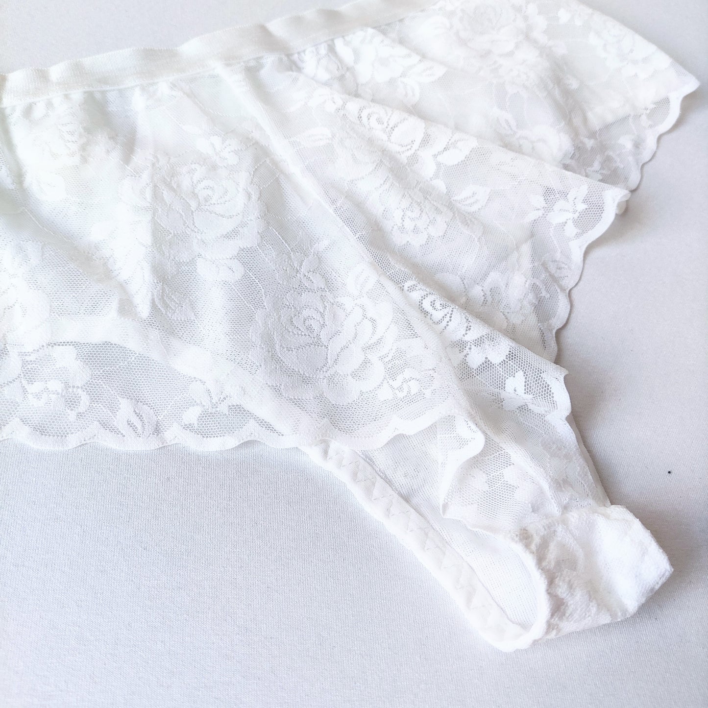Aukštesnio juosmens komfortiški stringai su nėriniais (XL-3XL)