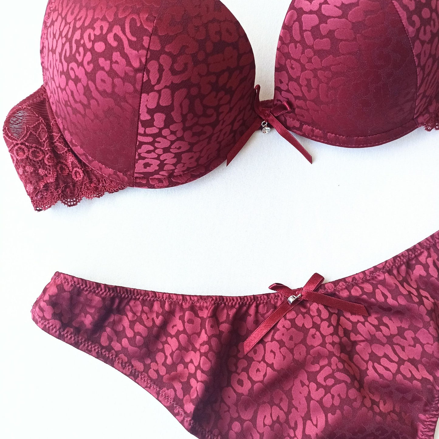 Seksualus bordo spalvos liemenėlės ir stringų komplektas "Lolita" (70B-80B/S)