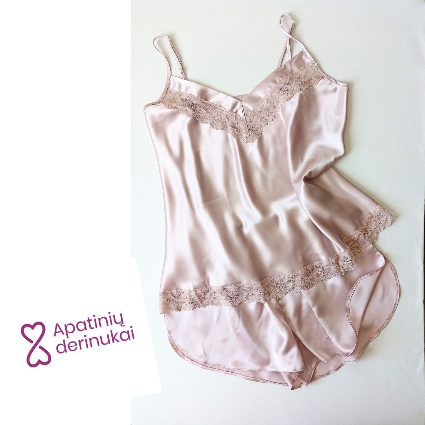 Atlasinė didesnio dydžio pižama, pudra (XL-3XL)