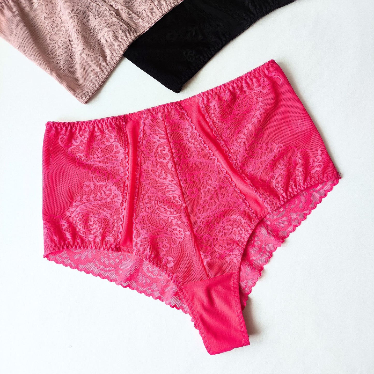 Noir Lace – klasikinė juoda elegancija