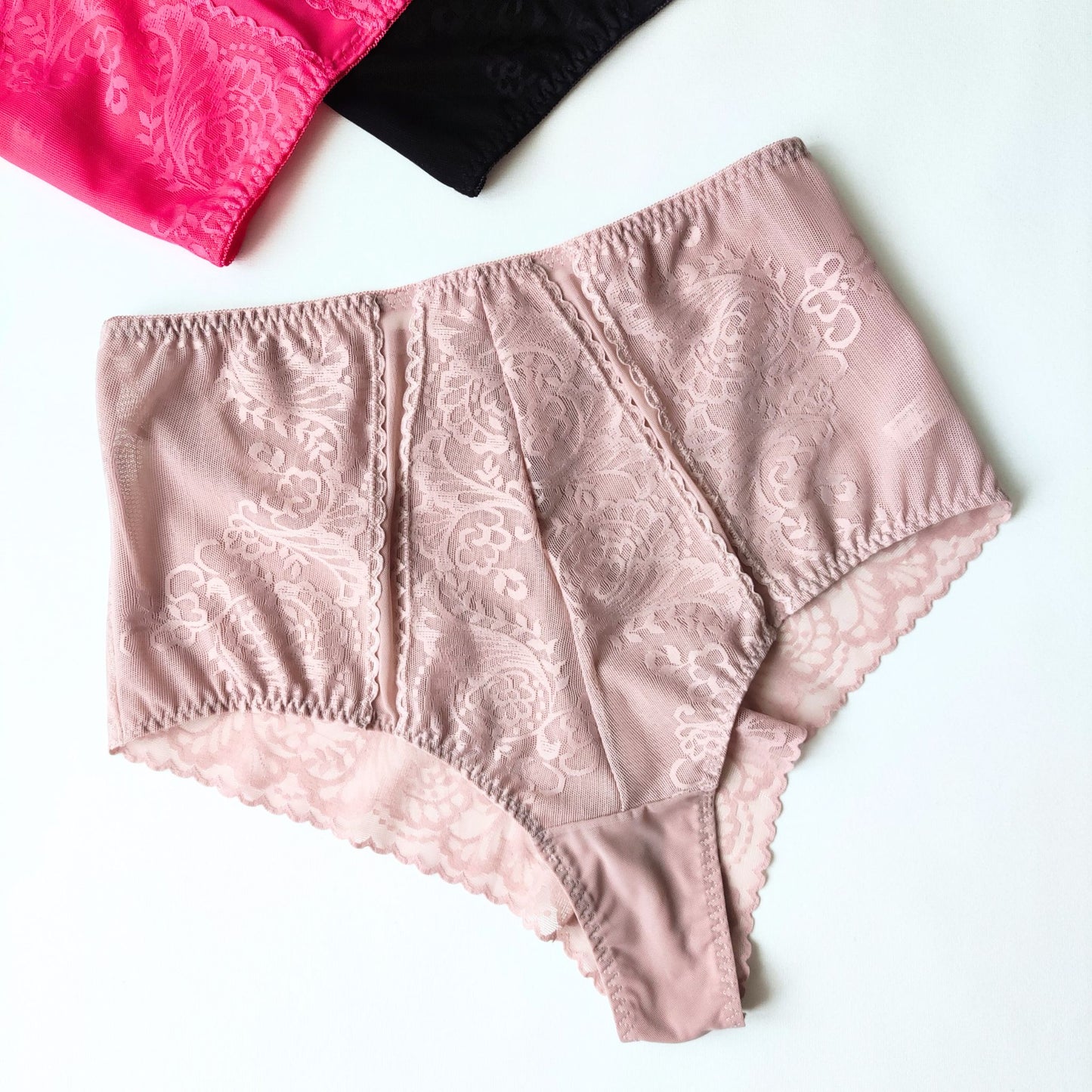 Noir Lace – klasikinė juoda elegancija