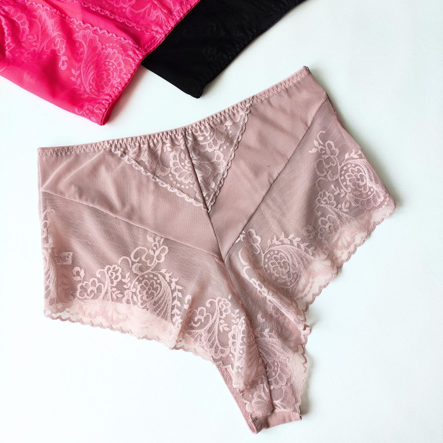 Noir Lace – klasikinė juoda elegancija