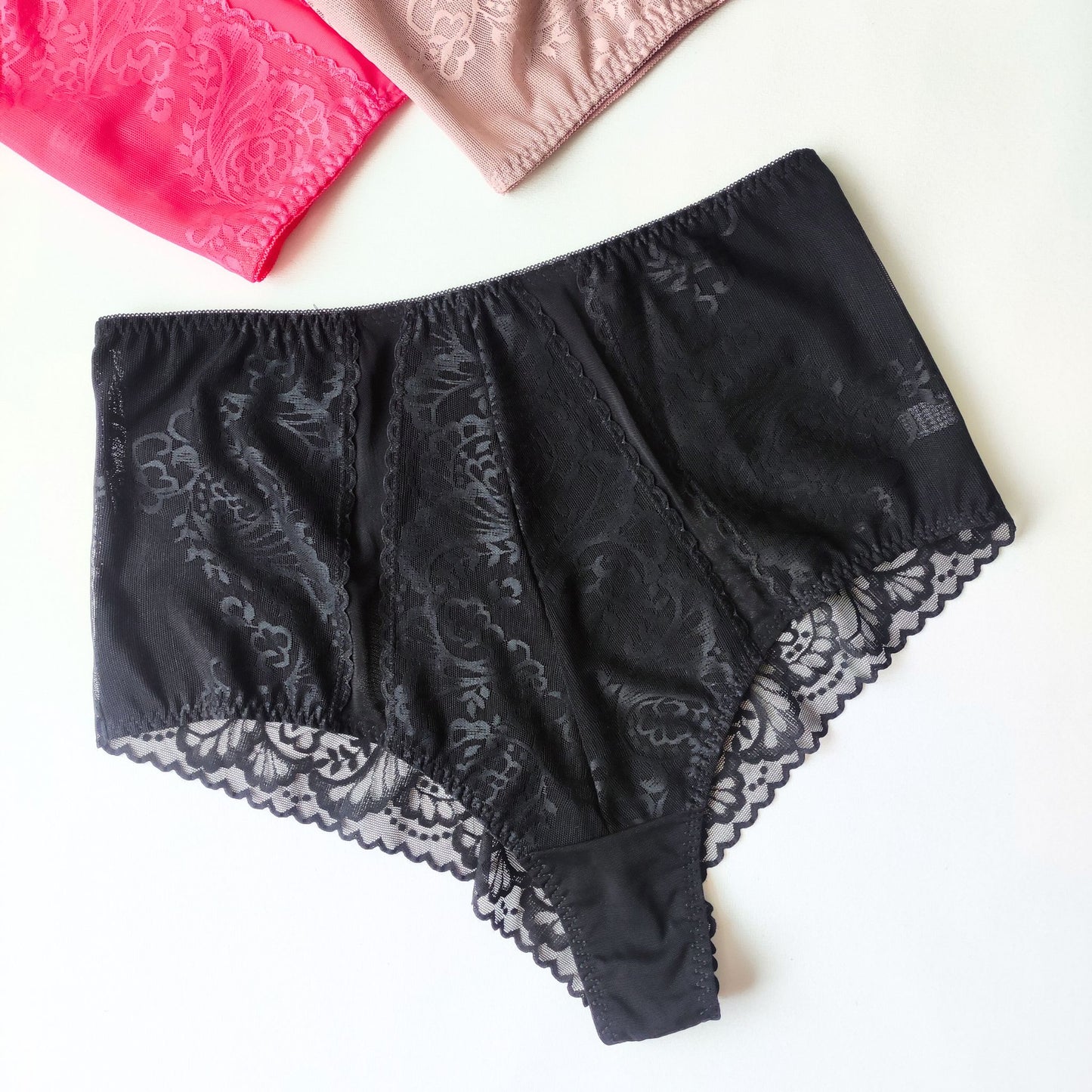 Noir Lace – klasikinė juoda elegancija