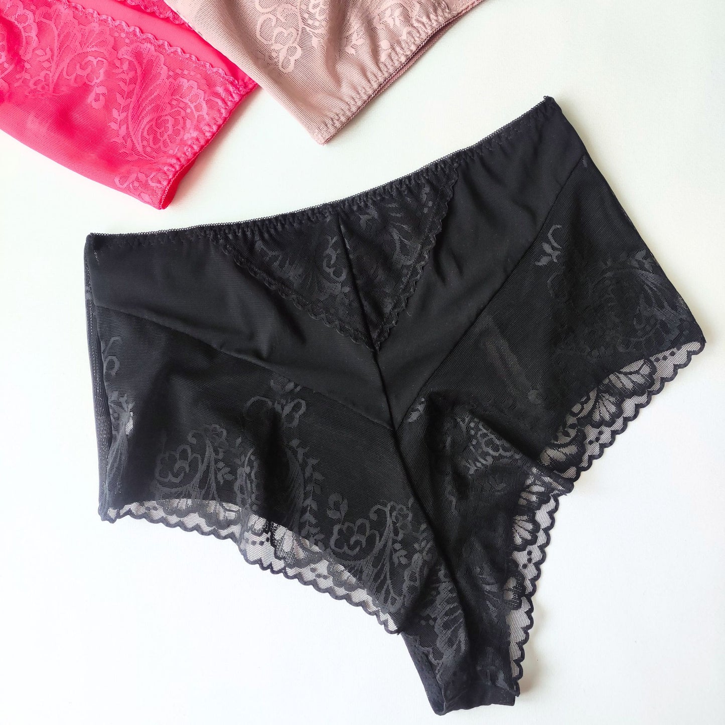 Noir Lace – klasikinė juoda elegancija