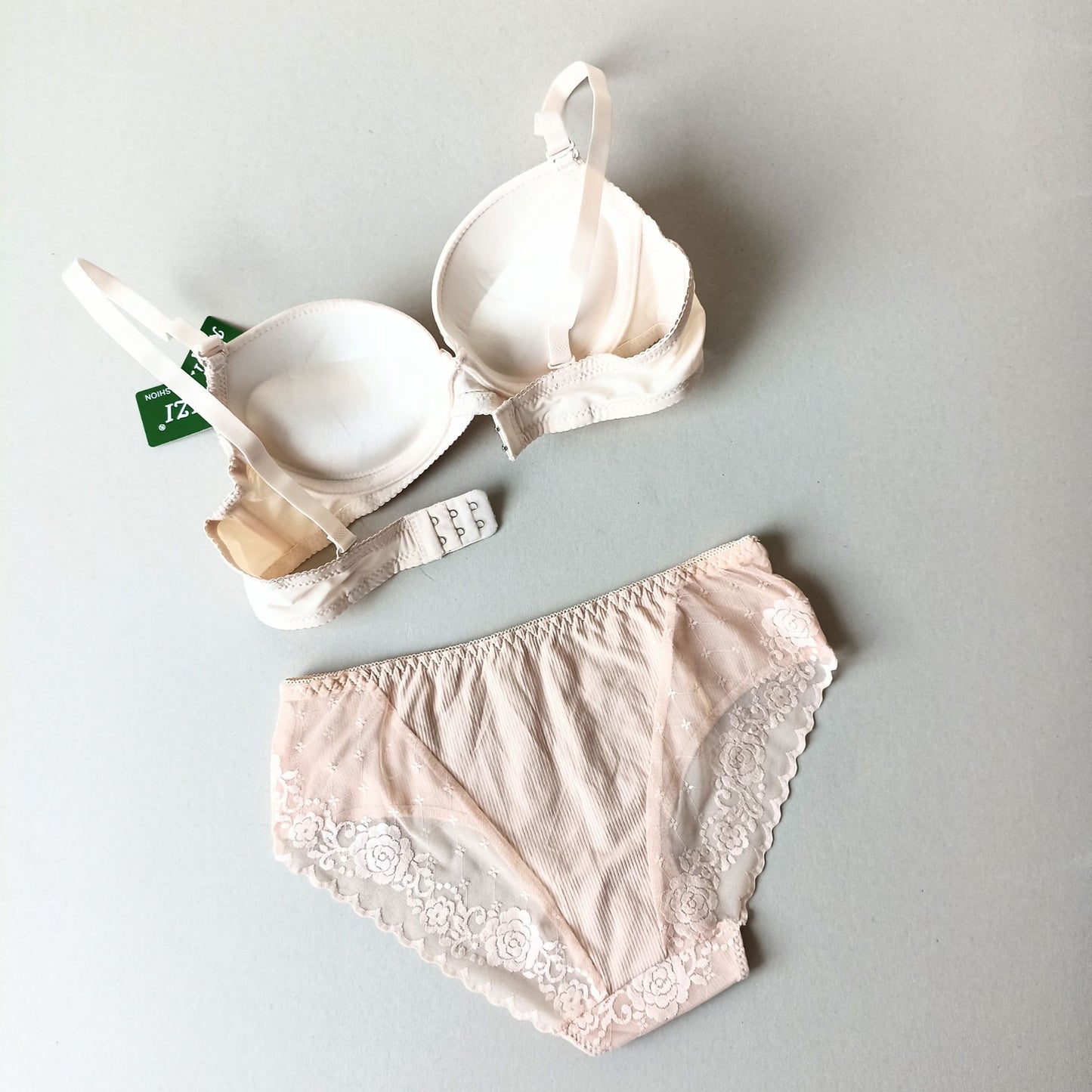 Lygi  liemenėlė su silikono push-up, kreminė (75-85B)