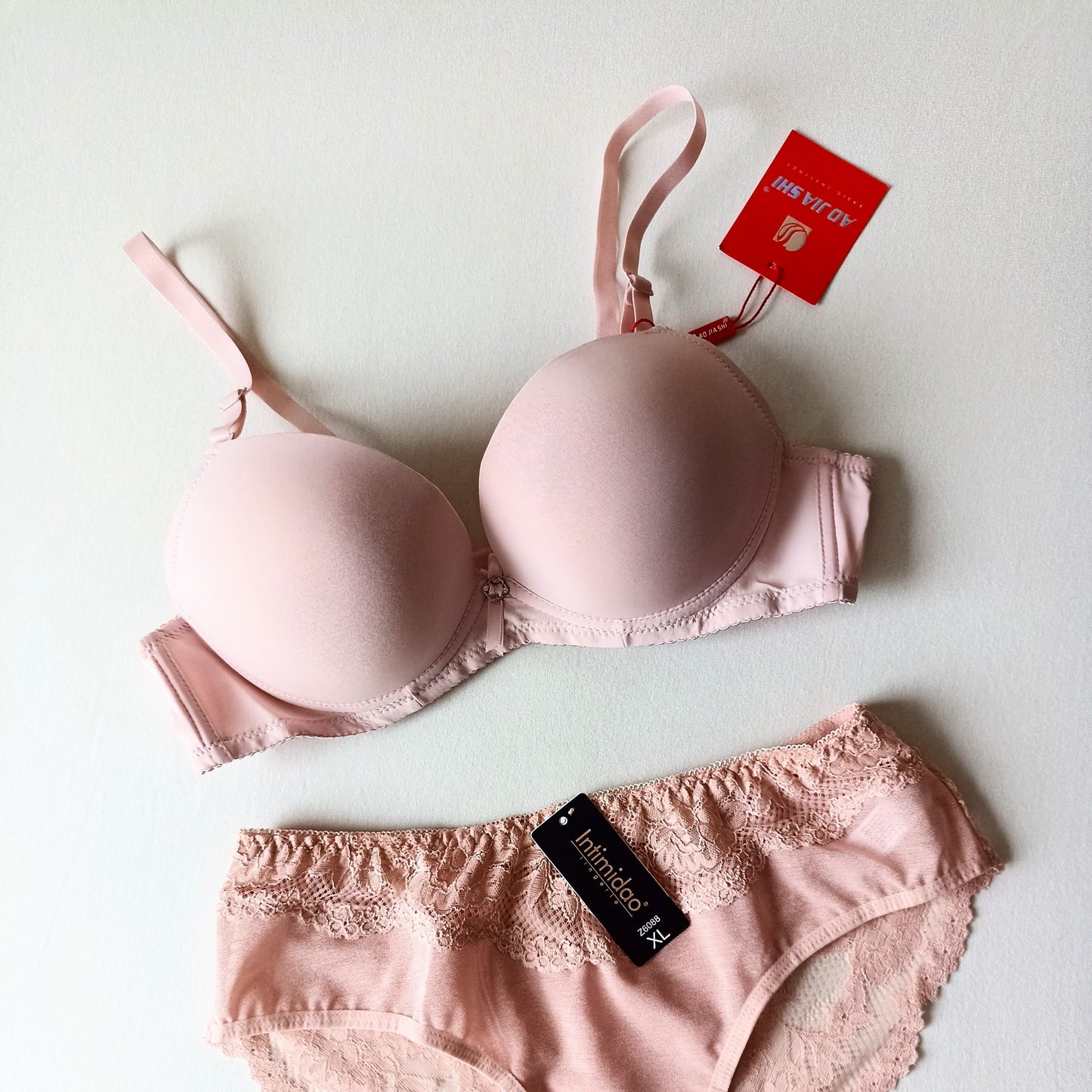 Lygi liemenėlė su silikono push-up, pudra, balta (85B, 90B)