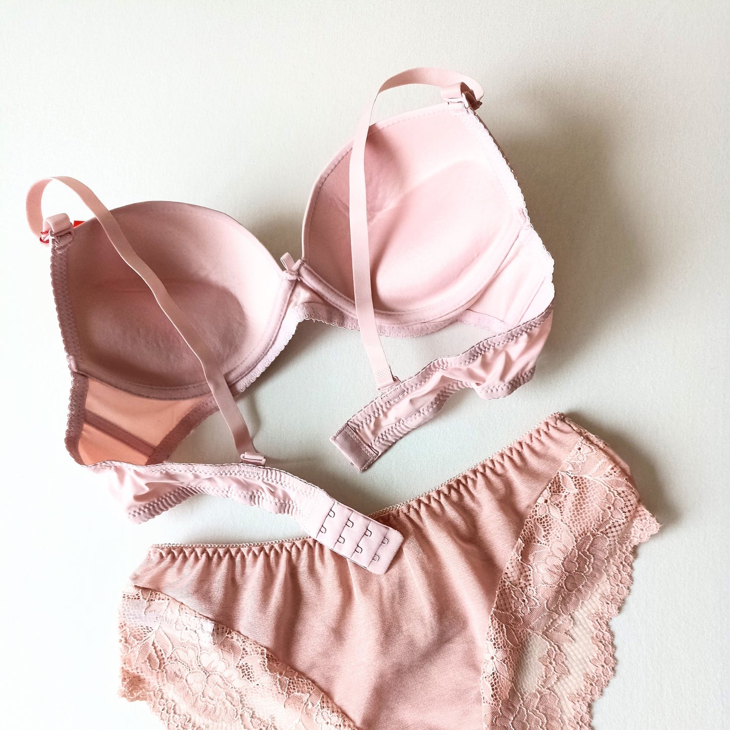 Lygi liemenėlė su silikono push-up, pudra, balta (85B, 90B)